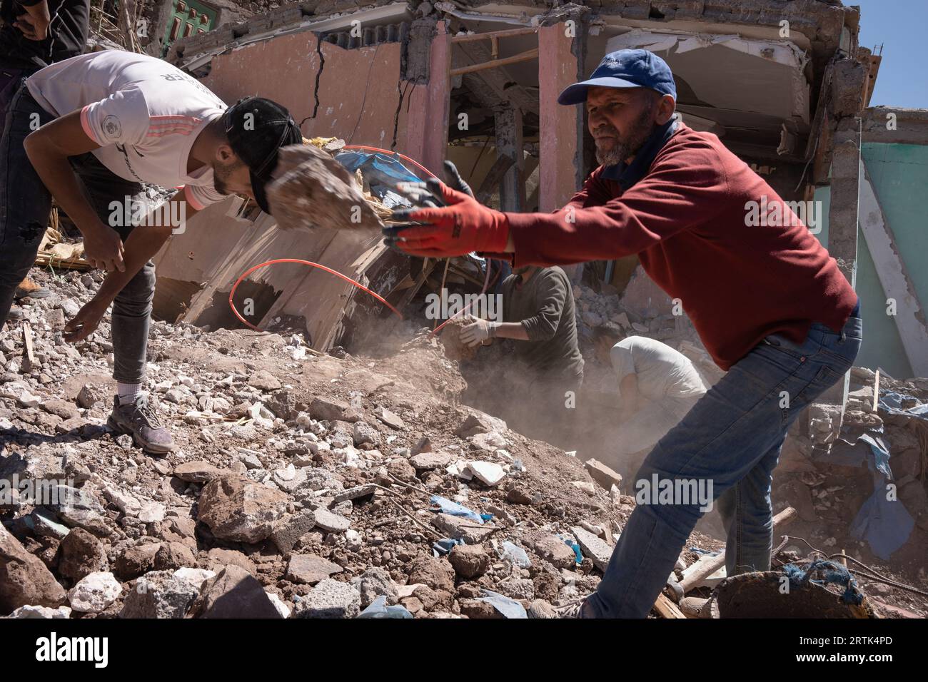 Marokko. September 2023. Die Einheimischen werden gesehen, wie sie die Trümmer aus einem zerstörten Haus räumen. Die Dorfbewohner in Imlil in den Toubkal-Bergen kommen noch immer mit der Zerstörung zurecht, die das Erdbeben am vergangenen Freitag angerichtet hat. Da viele Häuser beschädigt oder zerstört wurden, wurden Dorfbewohner in Zelte verlegt und werden von Ärzten aus einem nahe gelegenen Militärkrankenhaus in Asni betreut, wo täglich etwa 600 Menschen behandelt werden. Fast 3.000 Menschen sollen bei dem Erdbeben ums Leben gekommen sein. Quelle: SOPA Images Limited/Alamy Live News Stockfoto