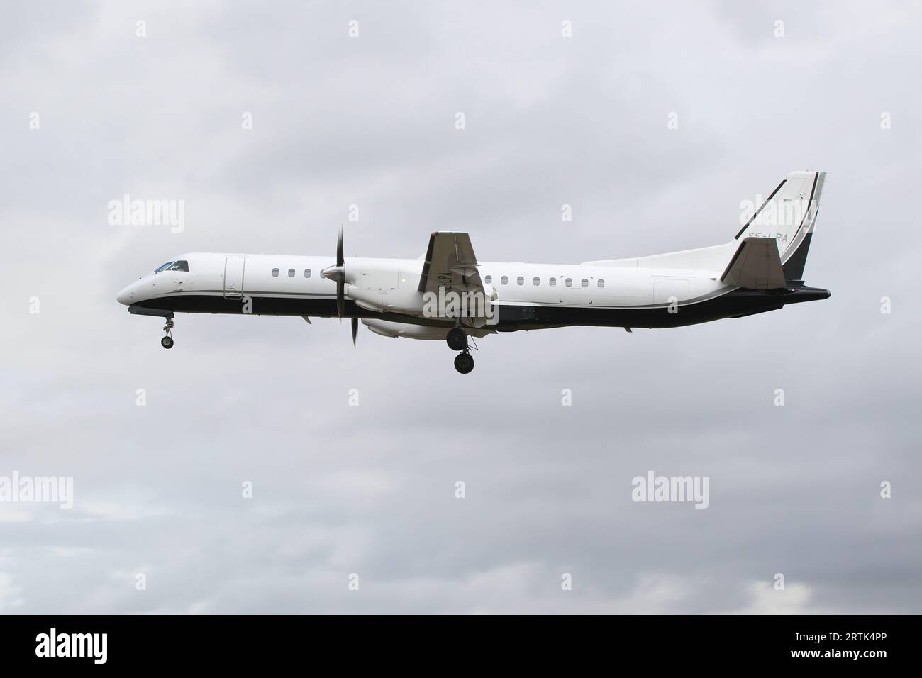 SE-LRA, eine Saab 2000, die von Saab Aircraft betrieben wird und während der Royal International Air Tattoo 2023 (RIAT 2023) in Gloucestershire, England, bei RAF Fairford ankommt. Stockfoto