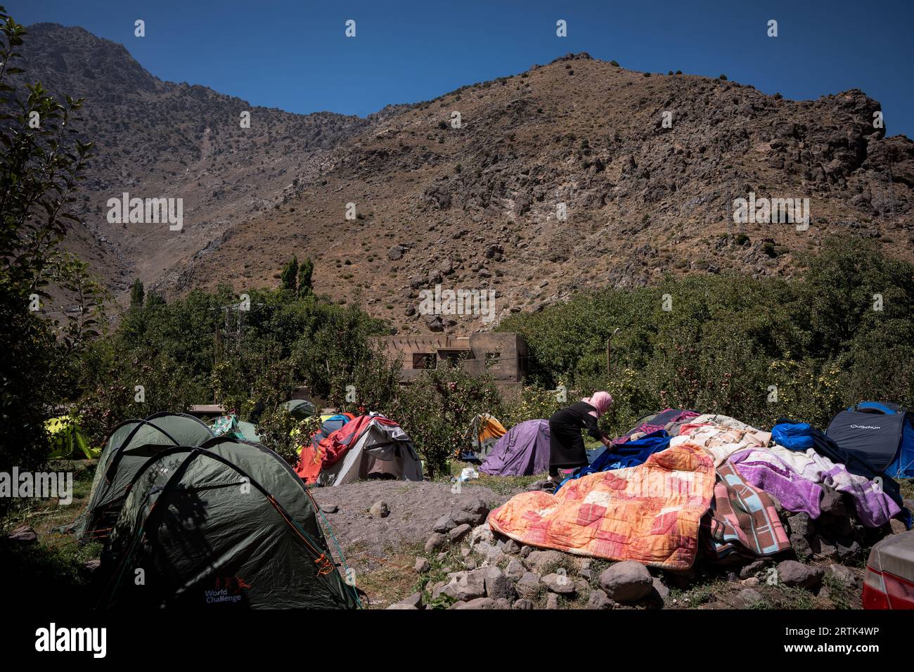 Marokko. September 2023. Die Dorfbewohner leben in Zelten, nachdem das Erdbeben ihre Häuser zerstört hat. Die Dorfbewohner in Imlil in den Toubkal-Bergen kommen noch immer mit der Zerstörung zurecht, die das Erdbeben am vergangenen Freitag angerichtet hat. Da viele Häuser beschädigt oder zerstört wurden, wurden Dorfbewohner in Zelte verlegt und werden von Ärzten aus einem nahe gelegenen Militärkrankenhaus in Asni betreut, wo täglich etwa 600 Menschen behandelt werden. Fast 3.000 Menschen sollen bei dem Erdbeben ums Leben gekommen sein. Quelle: SOPA Images Limited/Alamy Live News Stockfoto