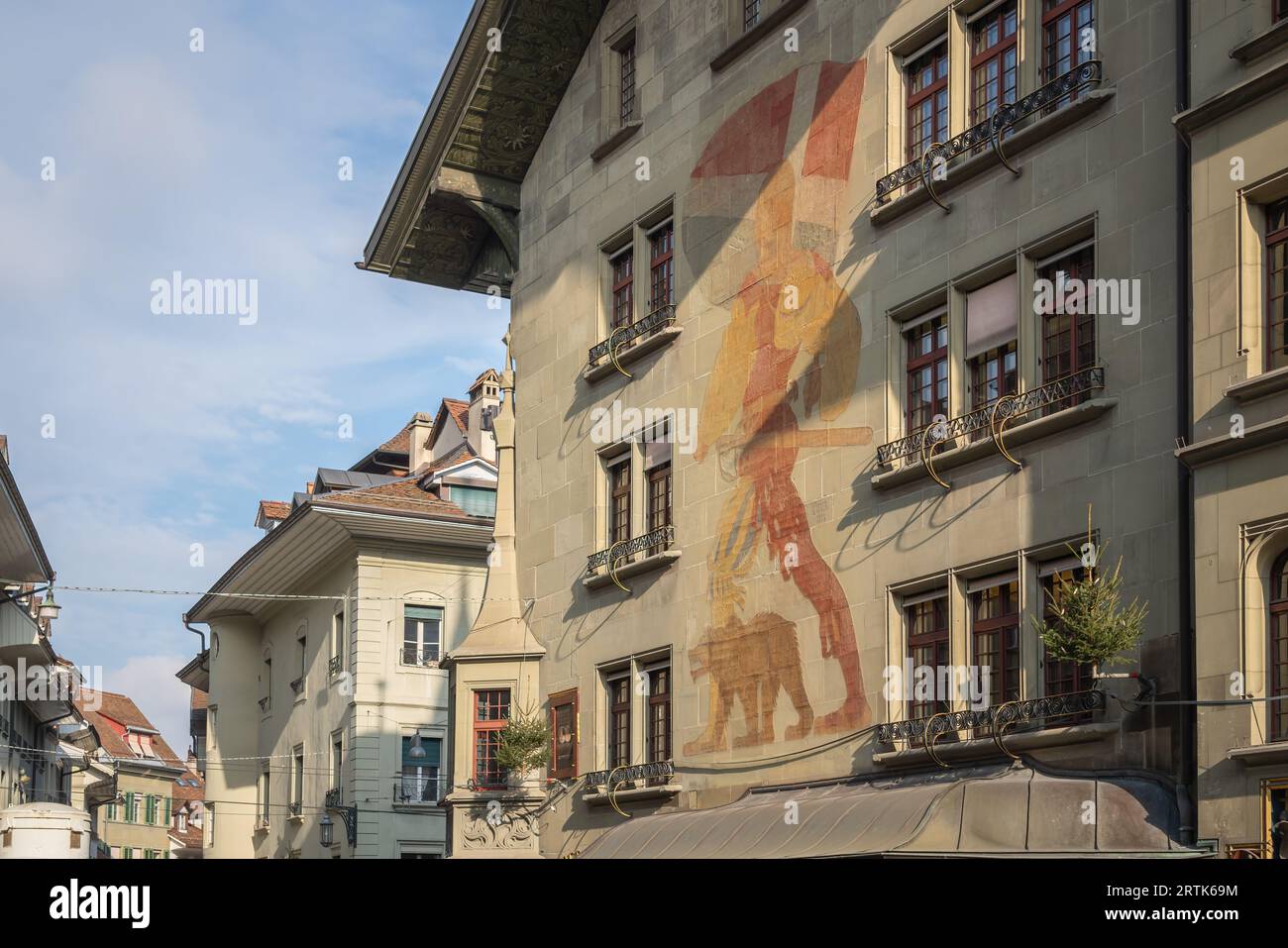 Altstadt Bern mit Baugemälde von Ernst Linck - Standardträger und Bär - Bern, Schweiz Stockfoto Altstadt Bern mit Baugemälde von Ernst Linck - Standardträger und Bär - Bern, Schweiz Stockfoto