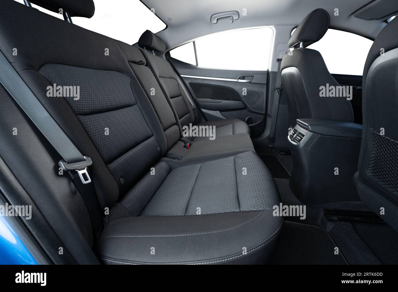 Graues Autosofa im Fond mit isolierten Fenstern und Seitenansicht Stockfoto