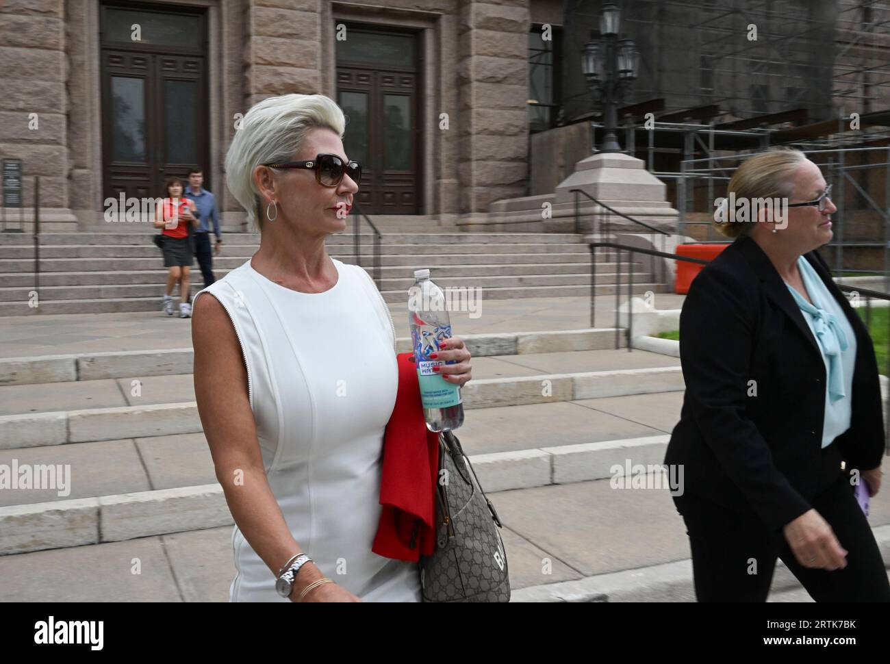 Austin Texas USA, 13. September 2023: Die Zeugin LAURA OLSON verlässt das texanische Kapitol, ohne am 7. Tag im Amtsenthebungsverfahren des texanischen Generalstaatsanwalts Ken Paxton im Senat auszusagen. Olson hatte angeblich ab 2018 eine Affäre mit Paxton, die laut Aussage Probleme innerhalb der Generalstaatsanwaltschaft verursachte. Quelle: Bob Daemmrich/Alamy Live News Stockfoto