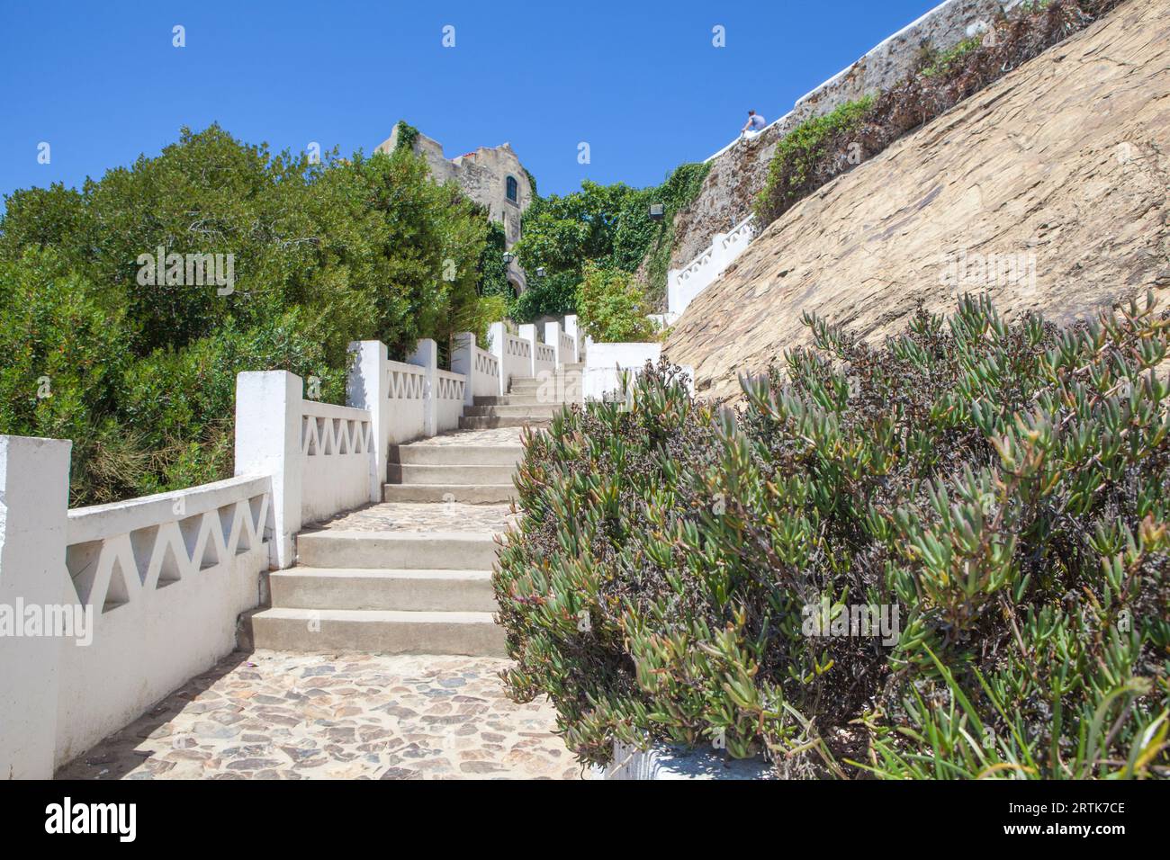 Vila Nova de Milfontes. Kleine malerische Stadt an der Küste von Alentejo, Portugal. Treppen vom Pier zum Barbaca Square Stockfoto