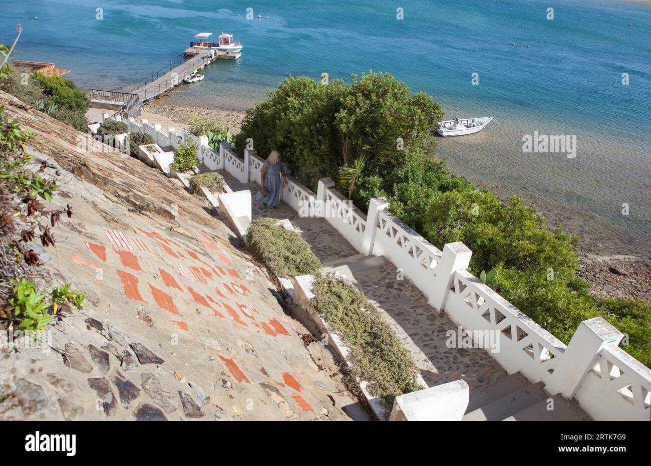 Vila Nova de Milfontes. Kleine malerische Stadt an der Küste von Alentejo, Portugal. Treppen vom Pier zum Barbaca Square Stockfoto