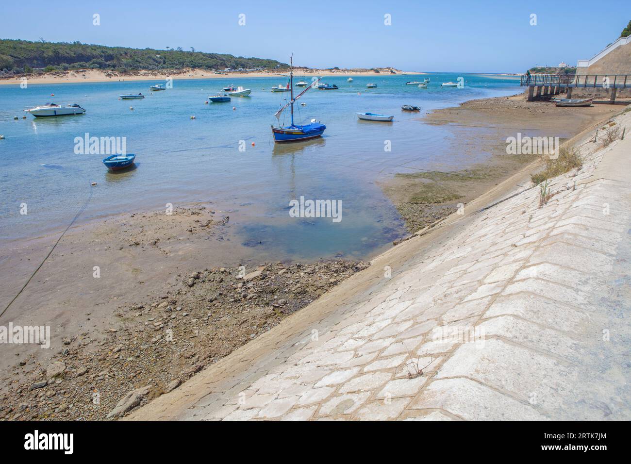 Vila Nova de Milfontes Street. Kleine malerische Stadt an der Küste von Alentejo, Portugal. Marina und Promenade Stockfoto