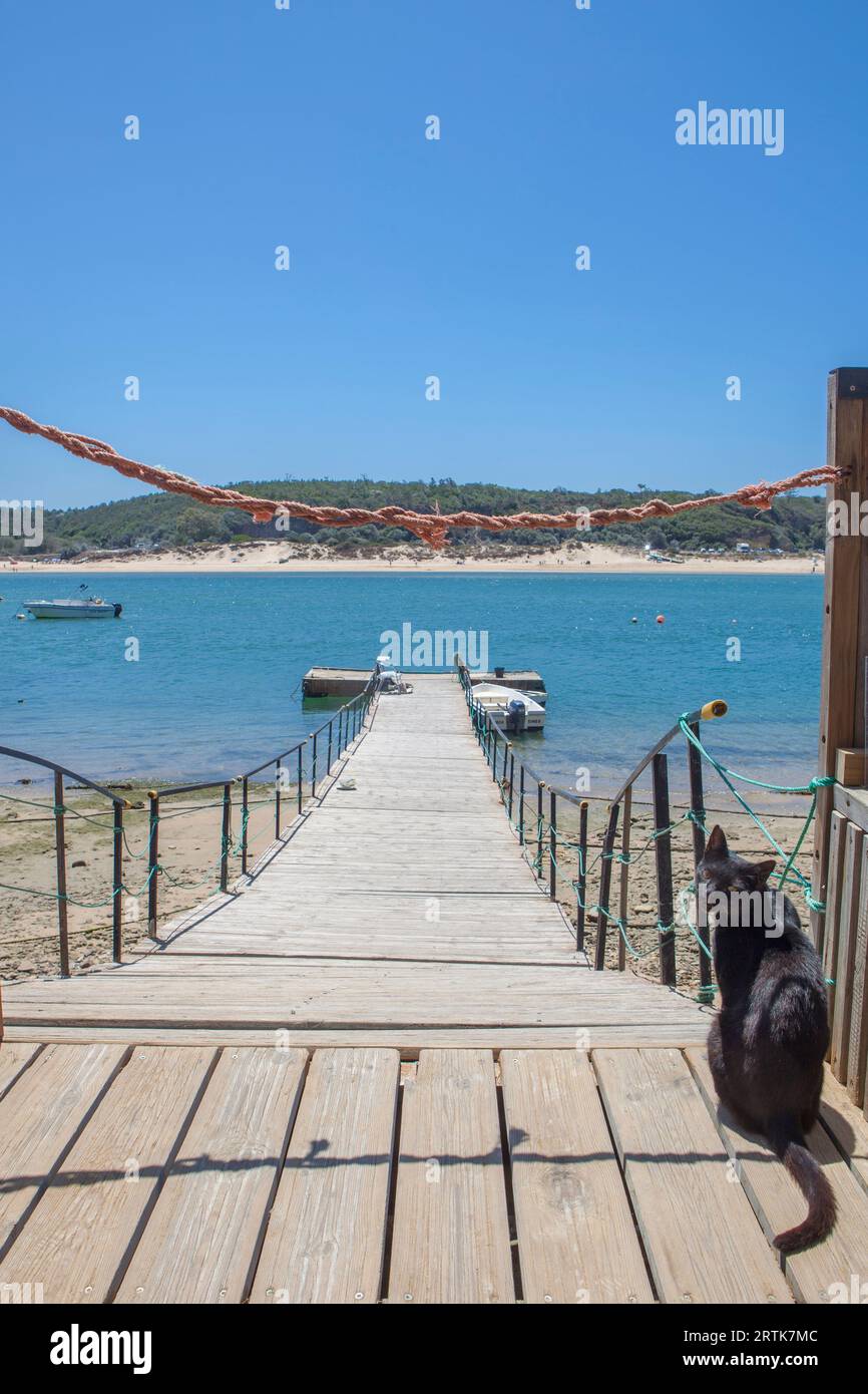 Vila Nova de Milfontes, kleine malerische Stadt an der Küste von Alentejo, Portugal. Pier von Maresia do Mira Stockfoto