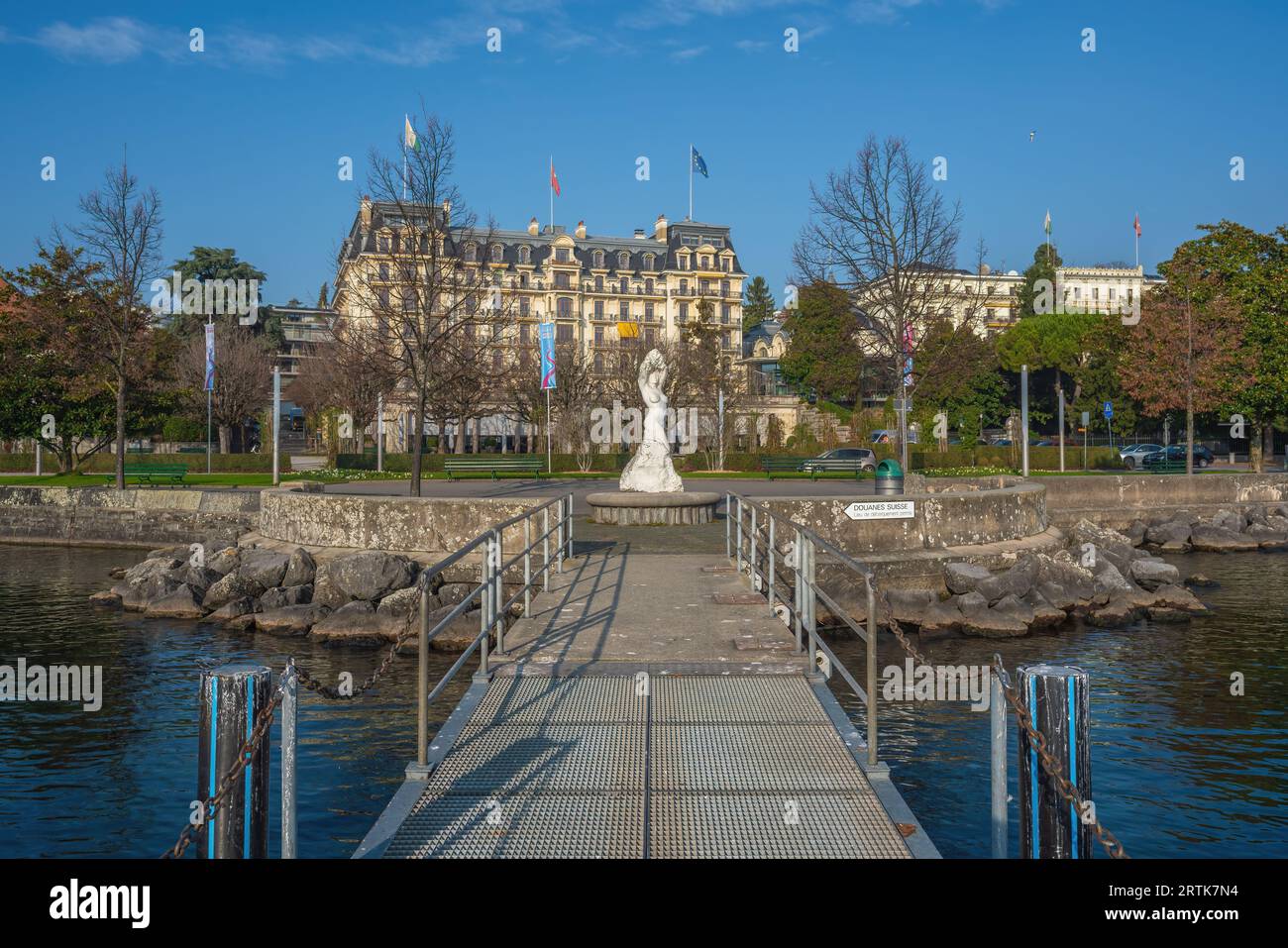 Place du Vieux-Port Fountain und Beau-Rivage Palace Hotel in Ouchy Promenade - Lausanne, Schweiz Stockfoto