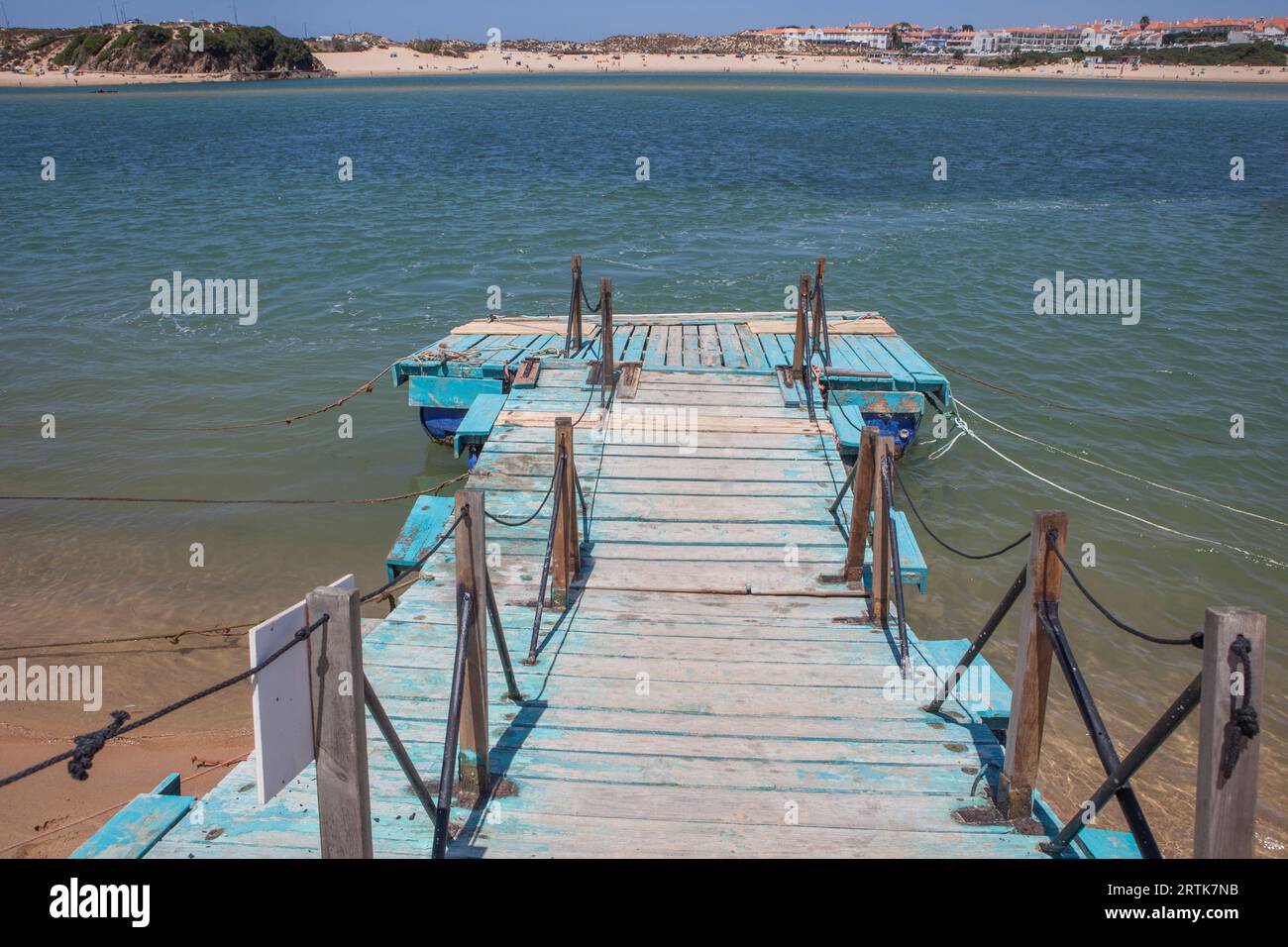 Vila Nova de Milfontes, kleine malerische Stadt an der Küste von Alentejo, Portugal. Pier von Furnas Beach Stockfoto