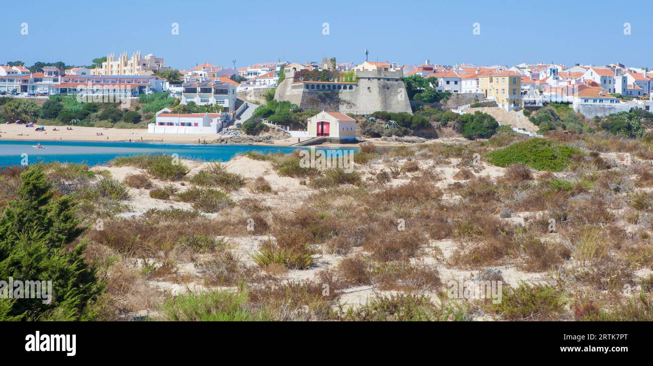 Vila Nova de Milfontes Street. Kleine malerische Stadt an der Küste von Alentejo, Portugal. Übersicht vom Furnas Beach Stockfoto
