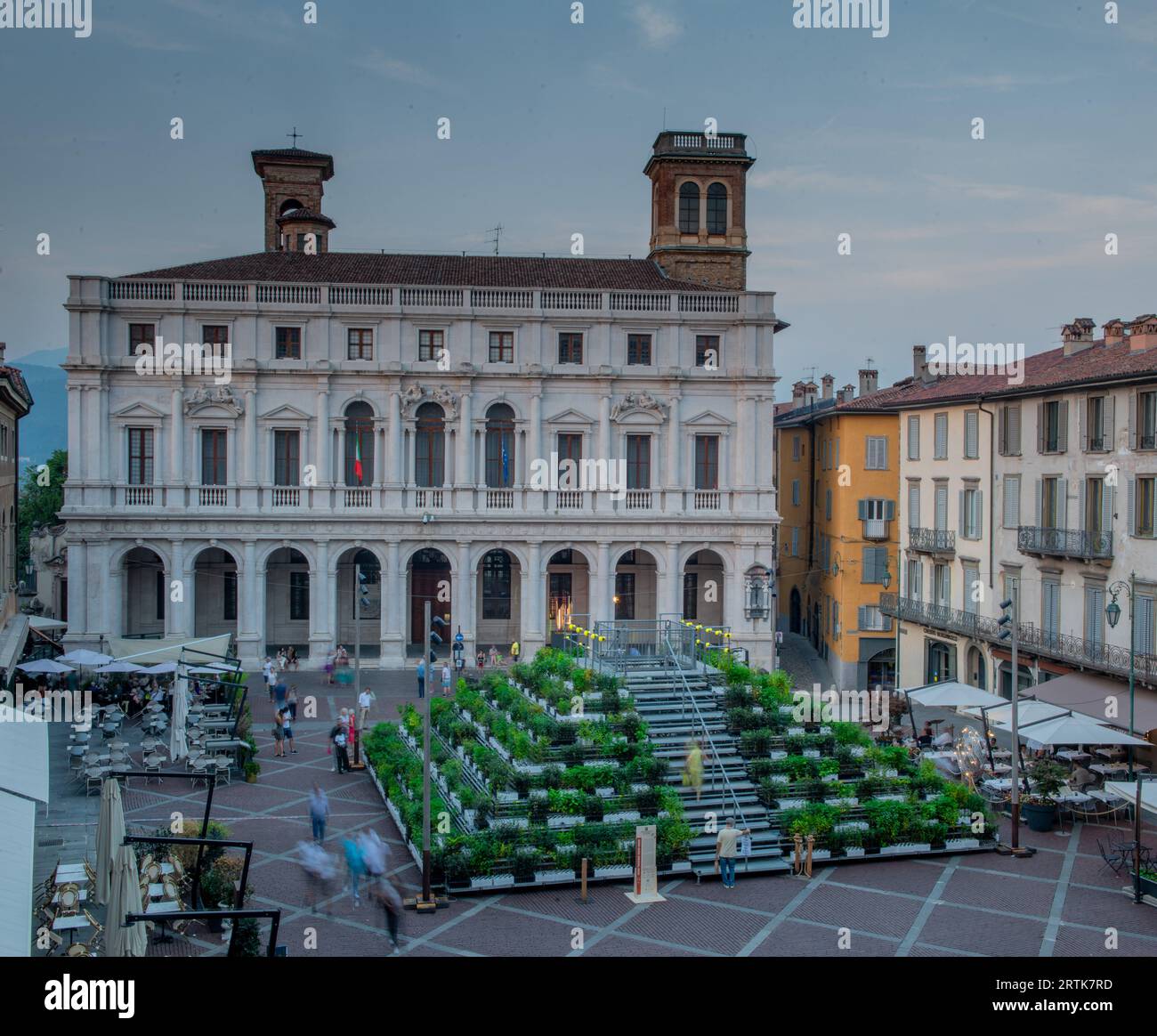 Bergamo Italien 11. September 2023: Blumeninstallation auf der Piazza Vecchia für die Meister der Landschaft, Demonstration für Natur und Landschutz Stockfoto