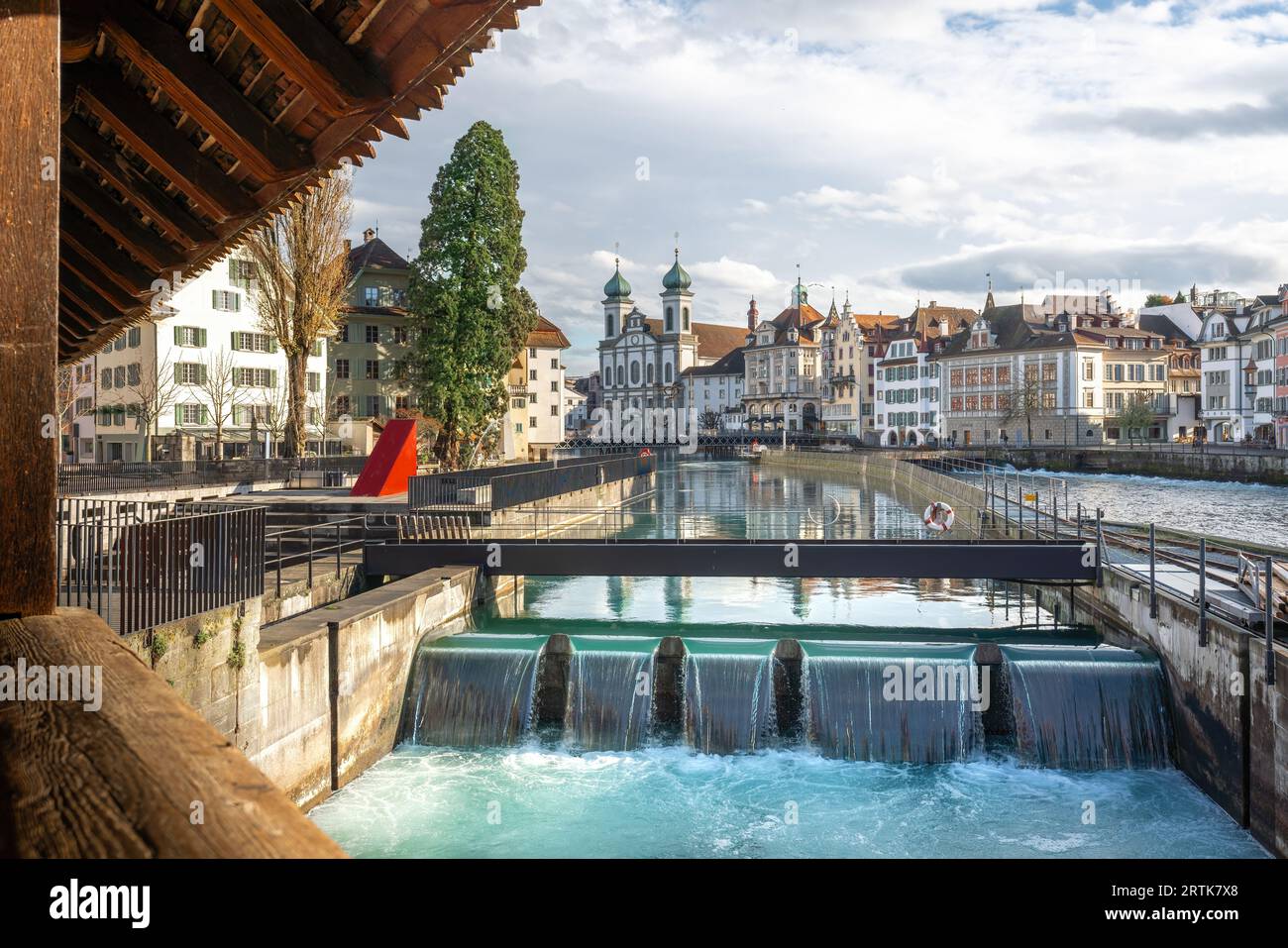Nadeldamm am Fluss Reuss mit Jesuitenkirche - Luzern, Schweiz Stockfoto