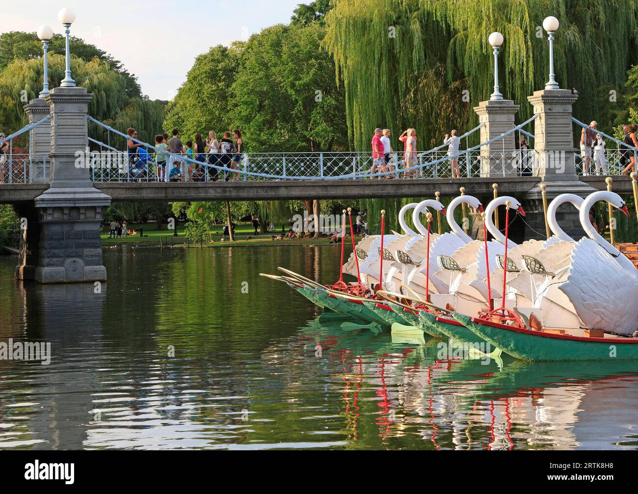 Touristen genießen Spaziergänge im Boston Public Garden, einschließlich See, Schwanenbooten und der Brücke, USA Stockfoto