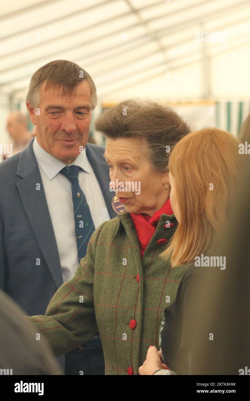 Prinzessin Anne und ISDS-Vorsitzender Ian Fleming bei den World Sheepdog Trials 2023 auf der Gill Hall Farm in Dromore, Nordirland Stockfoto