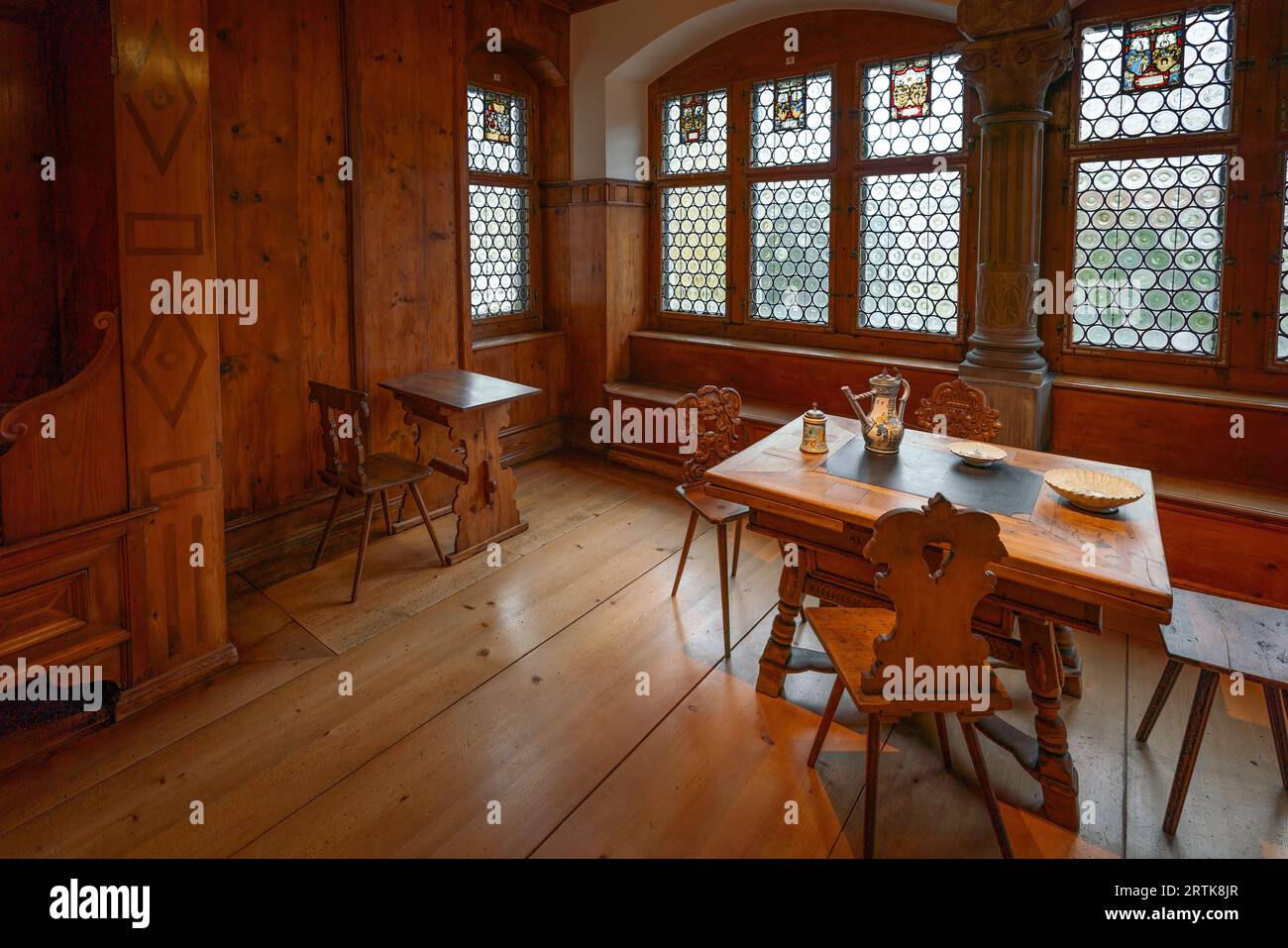 Antike Holzbettkammer im Schweizerischen Nationalmuseum - Zürich, Schweiz Stockfoto