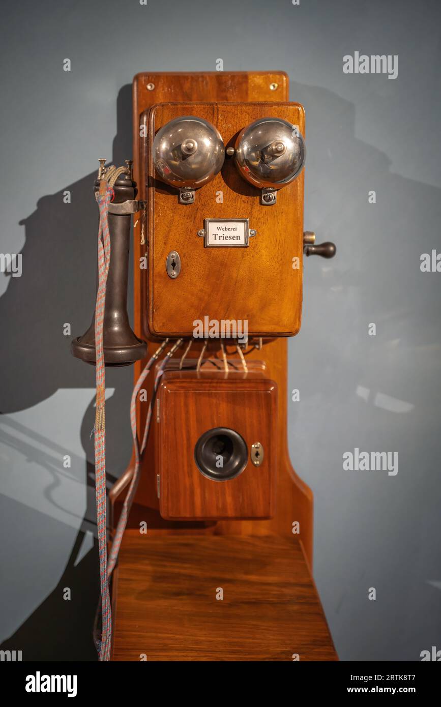 Altes hölzernes Wandtelefon im Liechtensteiner Nationalmuseum - Vaduz, Liechtenstein Stockfoto