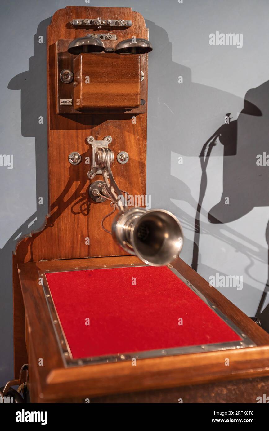 Altes hölzernes Wandtelefon im Liechtensteiner Nationalmuseum - Vaduz, Liechtenstein Stockfoto
