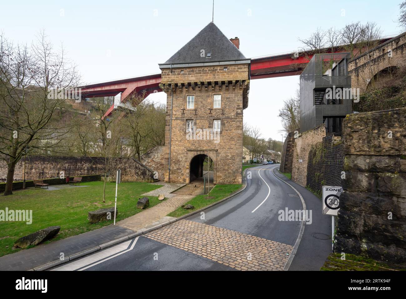 Vauban-Türme und Großherzogin Charlotte-Brücke - Luxemburg-Stadt, Luxemburg Stockfoto