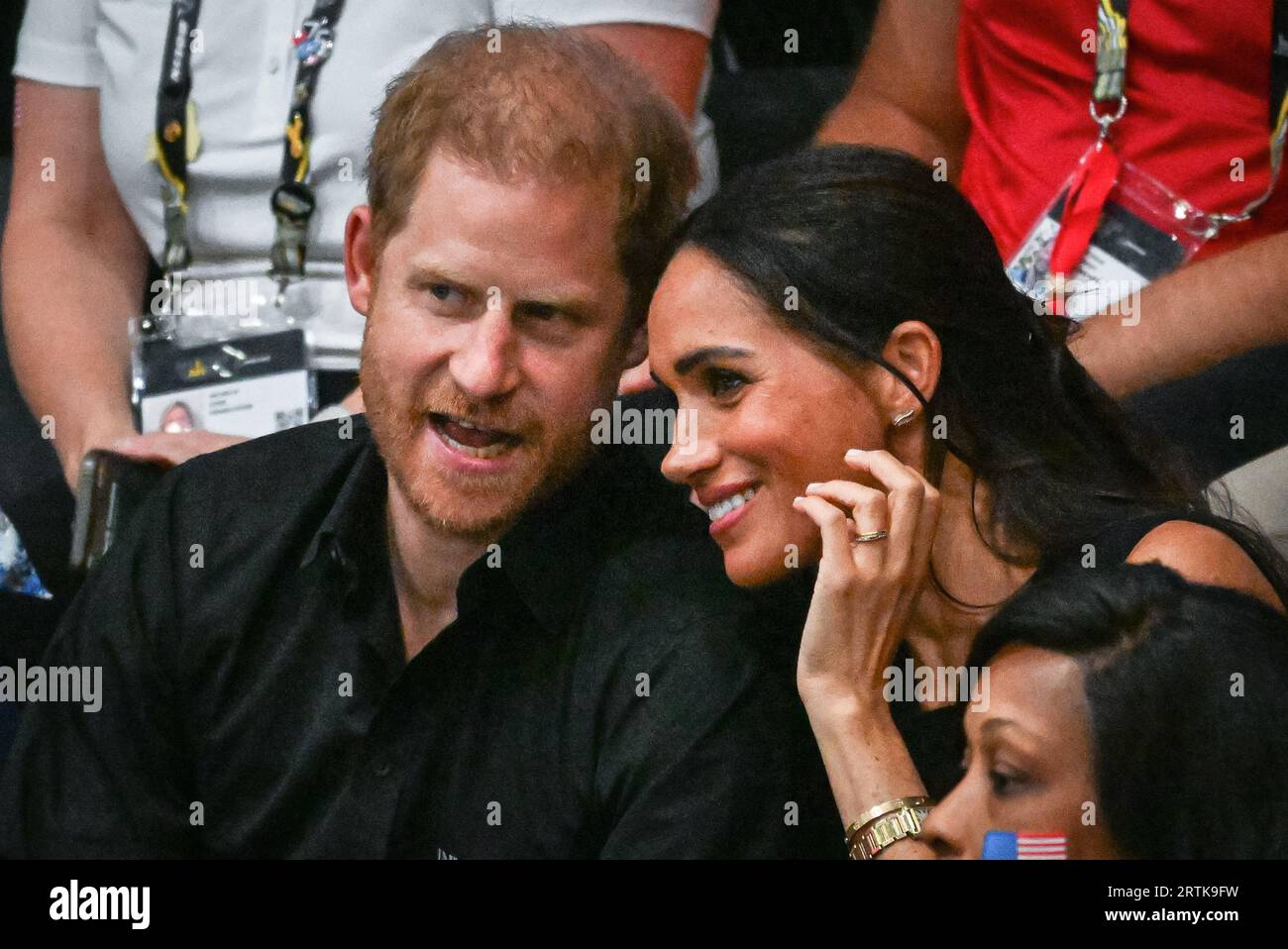 Düsseldorf, Deutschland. September 2023. Meghan, die Herzogin von Sussex und Prinz Harry, der Herzog von Sussex sehen sich das Rollstuhl-Basketball-Endspiel zwischen Team USA und Team France (USA gewinnen) und später das Team USA ihre Goldmedaillen an. Tag 4 der Invictus Games Düsseldorf in und um die Merkur Spiel Arena. In diesem Jahr nehmen 21 Nationen an den Spielen Teil. Quelle: Imageplotter/Alamy Live News Stockfoto