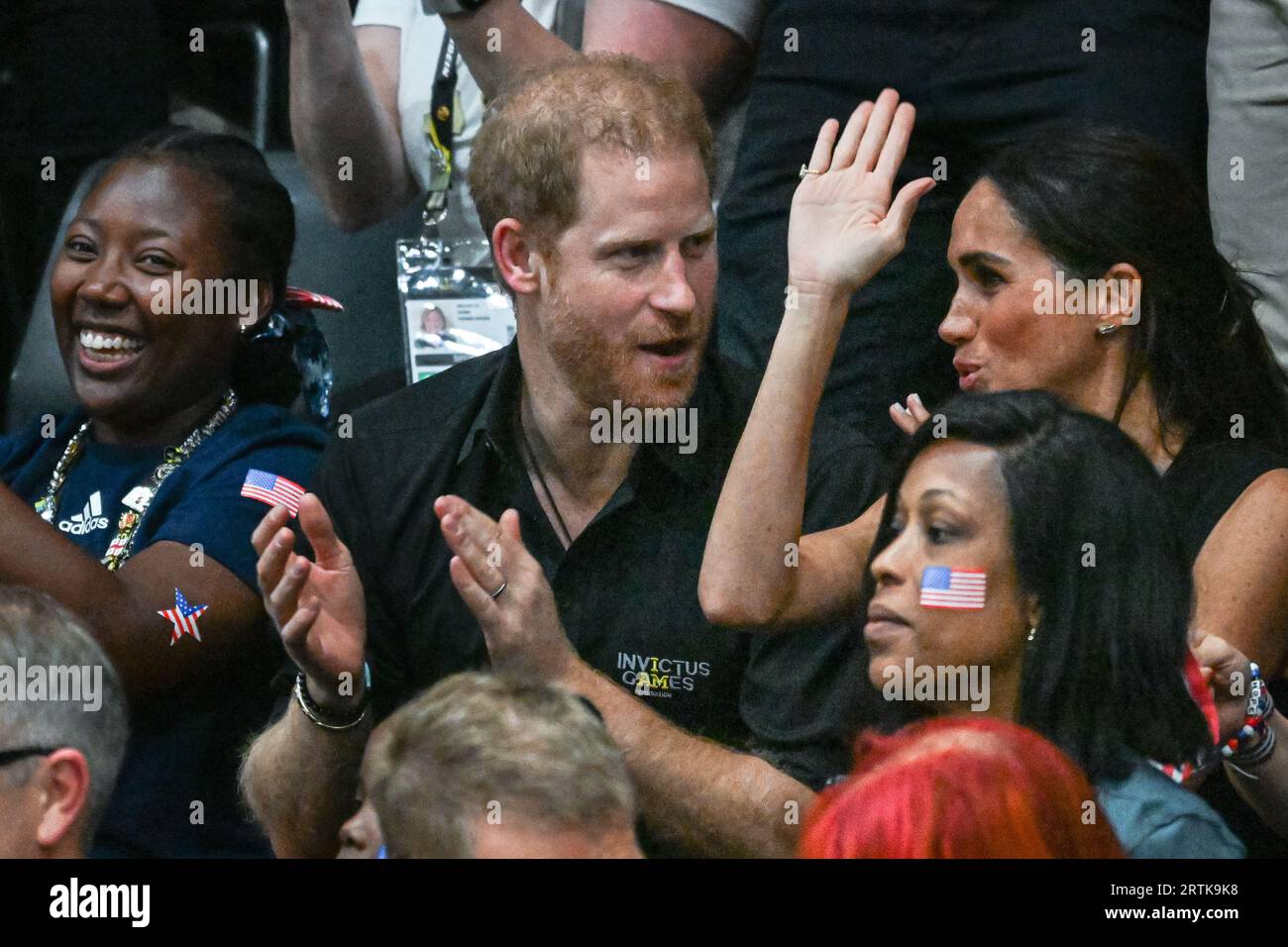 Düsseldorf, Deutschland. September 2023. Meghan, die Herzogin von Sussex und Prinz Harry, der Herzog von Sussex sehen sich das Rollstuhl-Basketball-Endspiel zwischen Team USA und Team France (USA gewinnen) und später das Team USA ihre Goldmedaillen an. Tag 4 der Invictus Games Düsseldorf in und um die Merkur Spiel Arena. In diesem Jahr nehmen 21 Nationen an den Spielen Teil. Quelle: Imageplotter/Alamy Live News Stockfoto