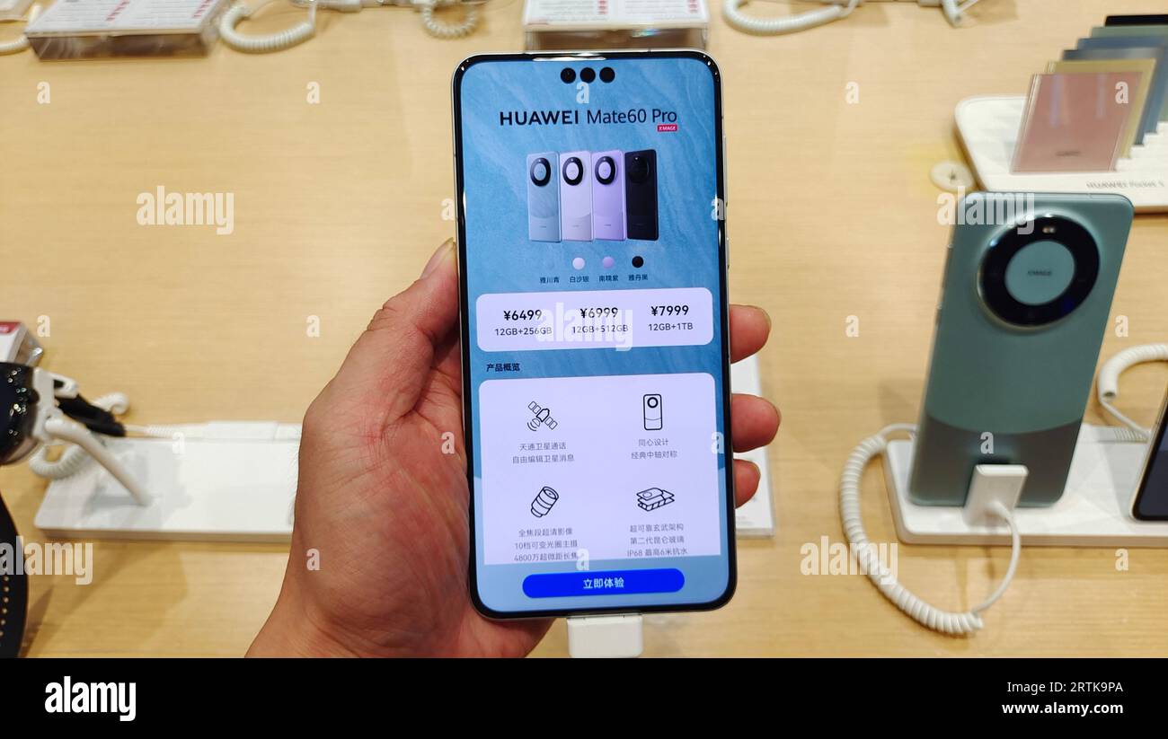 SHANGHAI, CHINA – 5. SEPTEMBER 2023 – Kunden erleben das neue Mate 60 Pro Smartphone in einem Geschäft der Marke Huawei in Shanghai, China, 5. September 2 Stockfoto