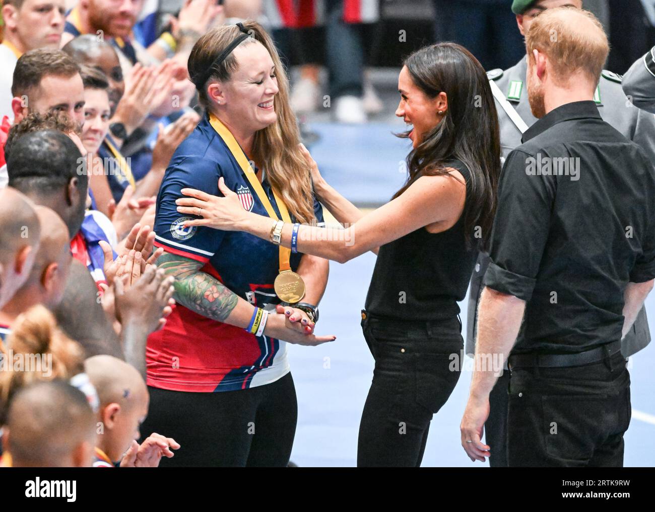 Düsseldorf, Deutschland. September 2023. Meghan, die Herzogin von Sussex und Prinz Harry, der Herzog von Sussex sehen sich das Rollstuhl-Basketball-Endspiel zwischen Team USA und Team France (USA gewinnen) und später das Team USA ihre Goldmedaillen an. Tag 4 der Invictus Games Düsseldorf in und um die Merkur Spiel Arena. In diesem Jahr nehmen 21 Nationen an den Spielen Teil. Quelle: Imageplotter/Alamy Live News Stockfoto