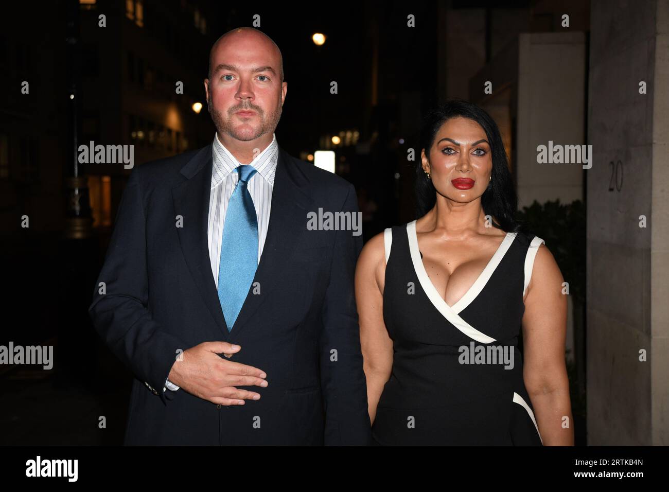 Die Schauspielerin Jeanine Nerissa Sothcott verlässt das Sartoria Restaurant mit ihrem Ehemann Jonathan zu ihrem Hochzeitstag Stockfoto