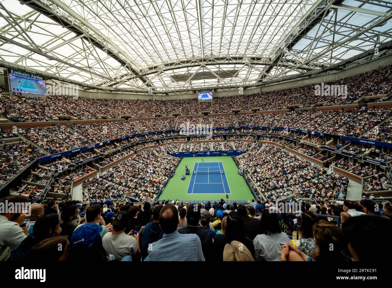 Arthur Ashe Stadiium im USTA Billie Jean King National Tennis Center während der US Open Tennis Men's Singles Finals 2023 zwischen Gewinner Novak Djok Stockfoto