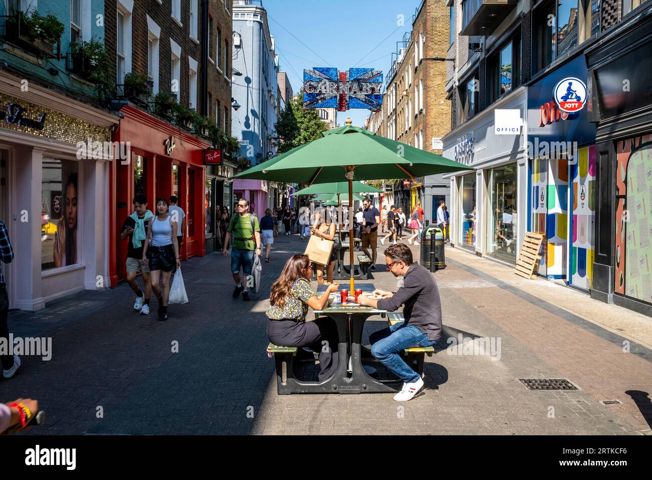 Leute sitzen in Einem Café in Carnaby Street, Soho, London, Großbritannien. Stockfoto