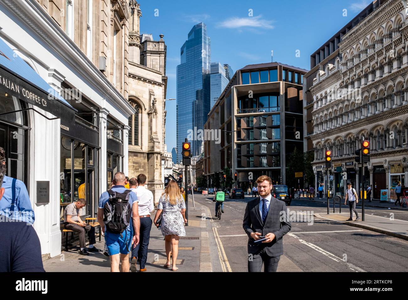 Ein Blick auf die Queen Victoria Street in Richtung City of London, London, UK. Stockfoto