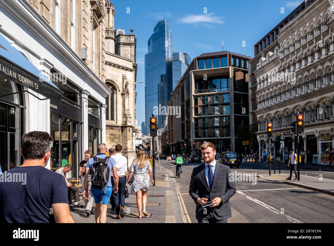 Ein Blick auf die Queen Victoria Street in Richtung City of London, London, UK. Stockfoto