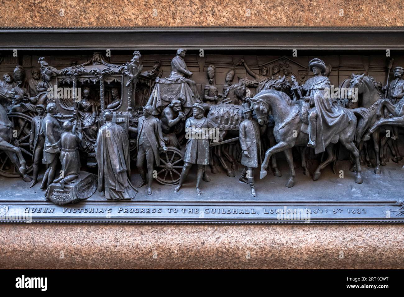 Ein Relief Panel am Temple Bar Memorial erinnert an Queen Victorias Reise zur Guildhall in !837, Fleet Street, London, UK. Stockfoto