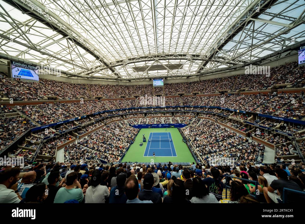 Arthur Ashe Stadiium im USTA Billie Jean King National Tennis Center während der US Open Tennis Men's Singles Finals 2023 zwischen Gewinner Novak Djok Stockfoto