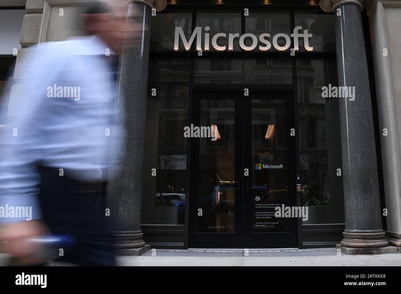 New York, USA. September 2023. Ein Mann geht am vorderen ein-/Ausgang der Büros der Microsoft Corp. Vorbei, die sich auf der 5th Avenue, New York, NY, 13. September 2023 befinden. (Foto: Anthony Behar/SIPA USA) Credit: SIPA USA/Alamy Live News Stockfoto