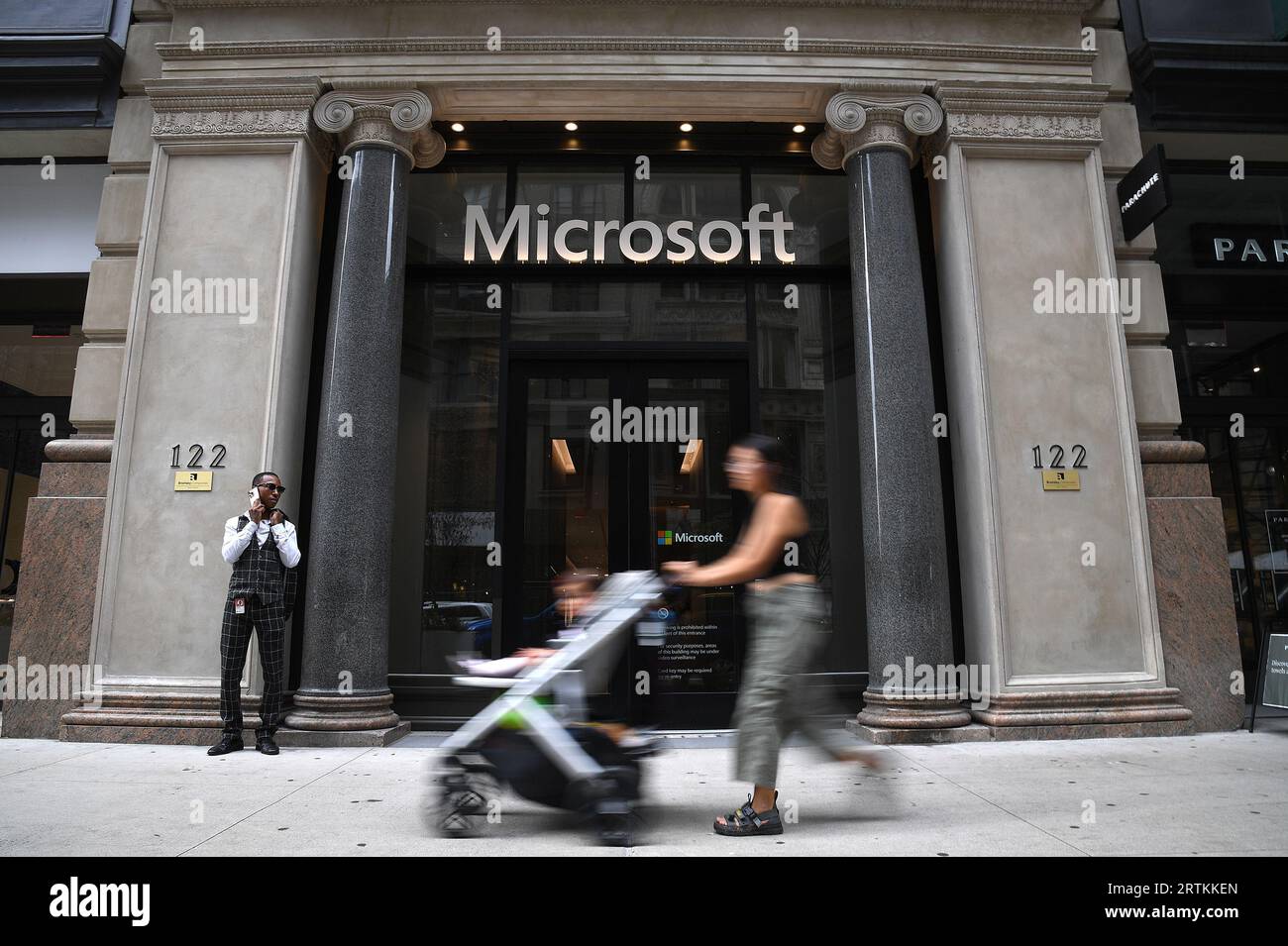 New York, USA. September 2023. Eine Frau, die einen Kinderwagen schiebt, läuft an den Büros der Microsoft Corp. Vorbei, die sich in der 5th Avenue, New York, New York, New York, 13. September 2023 befinden. (Foto: Anthony Behar/SIPA USA) Credit: SIPA USA/Alamy Live News Stockfoto