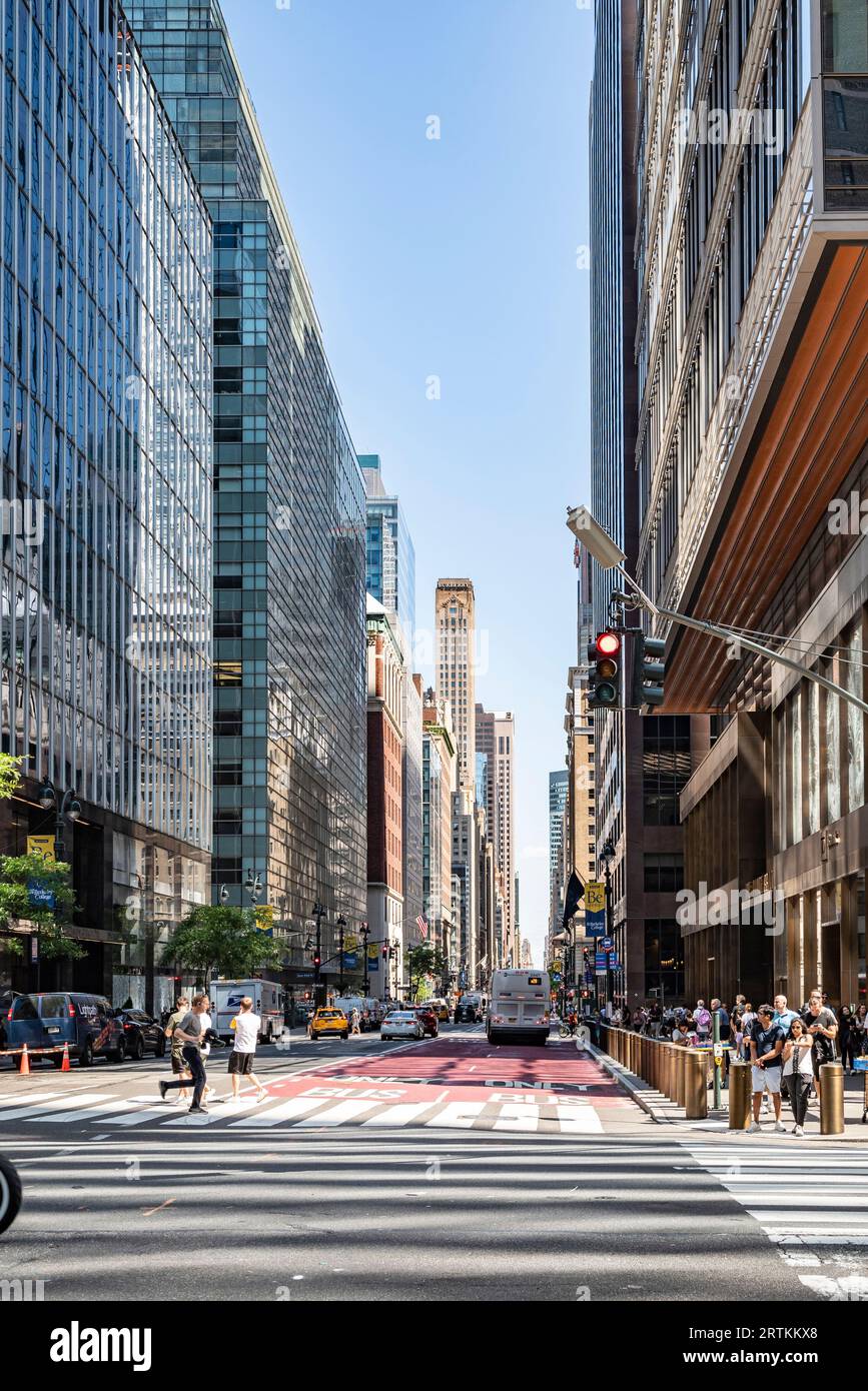 Die Straßen von New York City sind legendär und repräsentieren die lebhafte Stadtlandschaft, für die die Stadt bekannt ist. Stockfoto