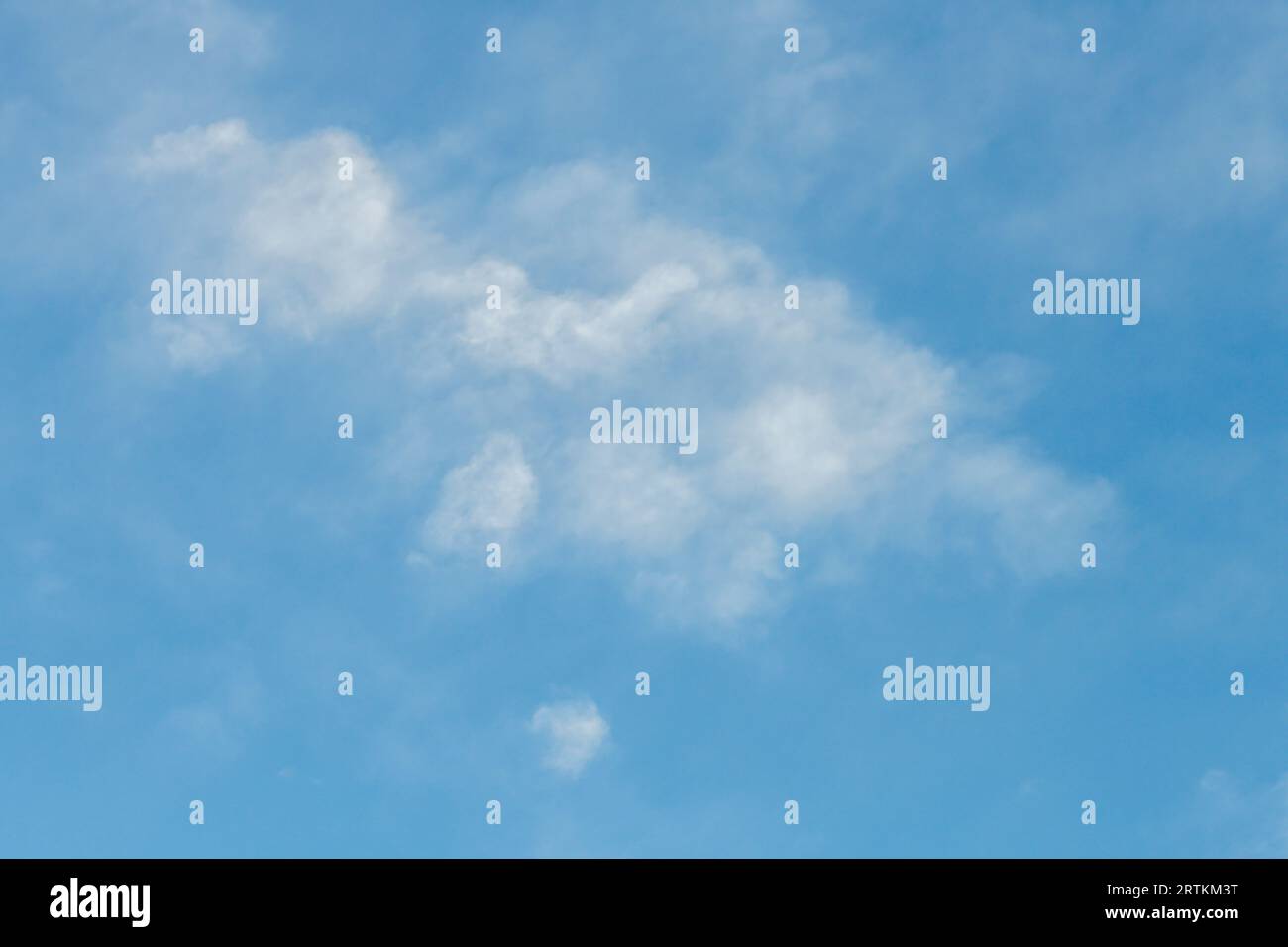 Blauer Himmel mit weißen Wolken am frühen Nachmittagshimmel. Stockfoto