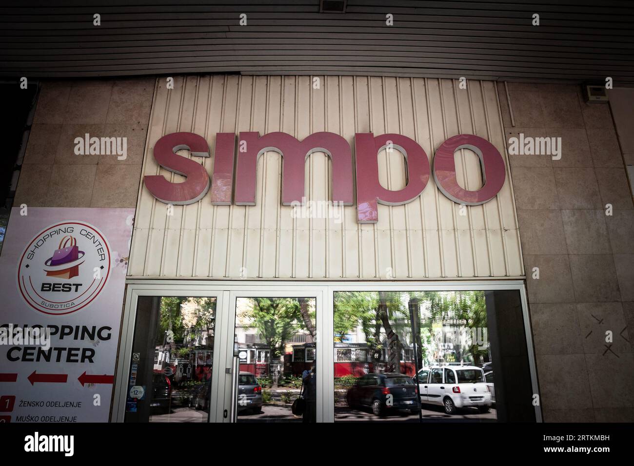 Bild eines Schilds mit dem Logo von Simpo auf ihrem Hauptgeschäft in Subotica, Serbien. SIMPO ist ein serbischer Möbelhersteller und Einzelhändler mit Stockfoto