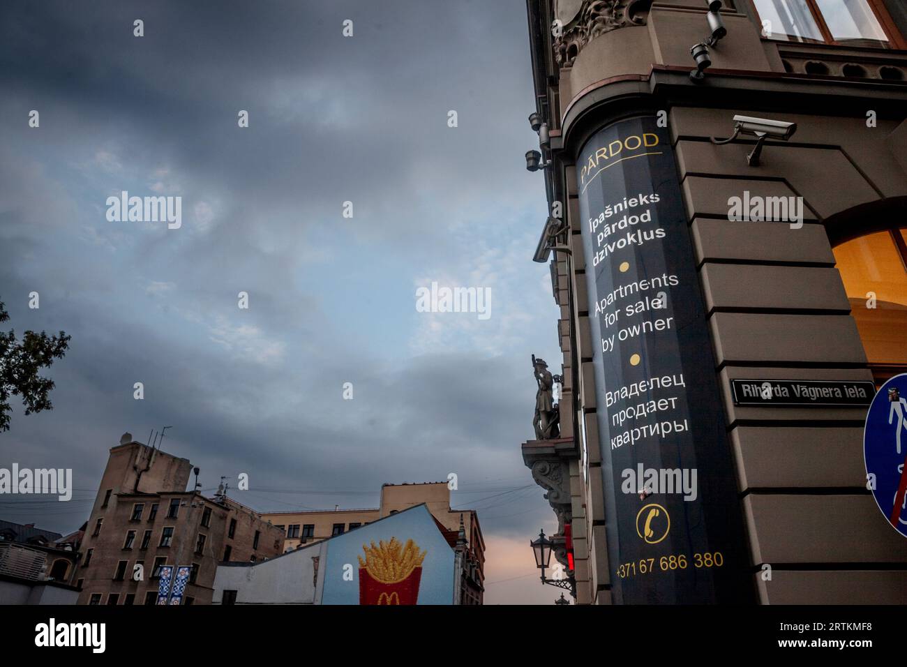 Bild eines Werbespots in Riga, Lettland, der darauf hinweist, dass eine Reihe von Wohnungen und Wohnungen zum Verkauf stehen. Stockfoto