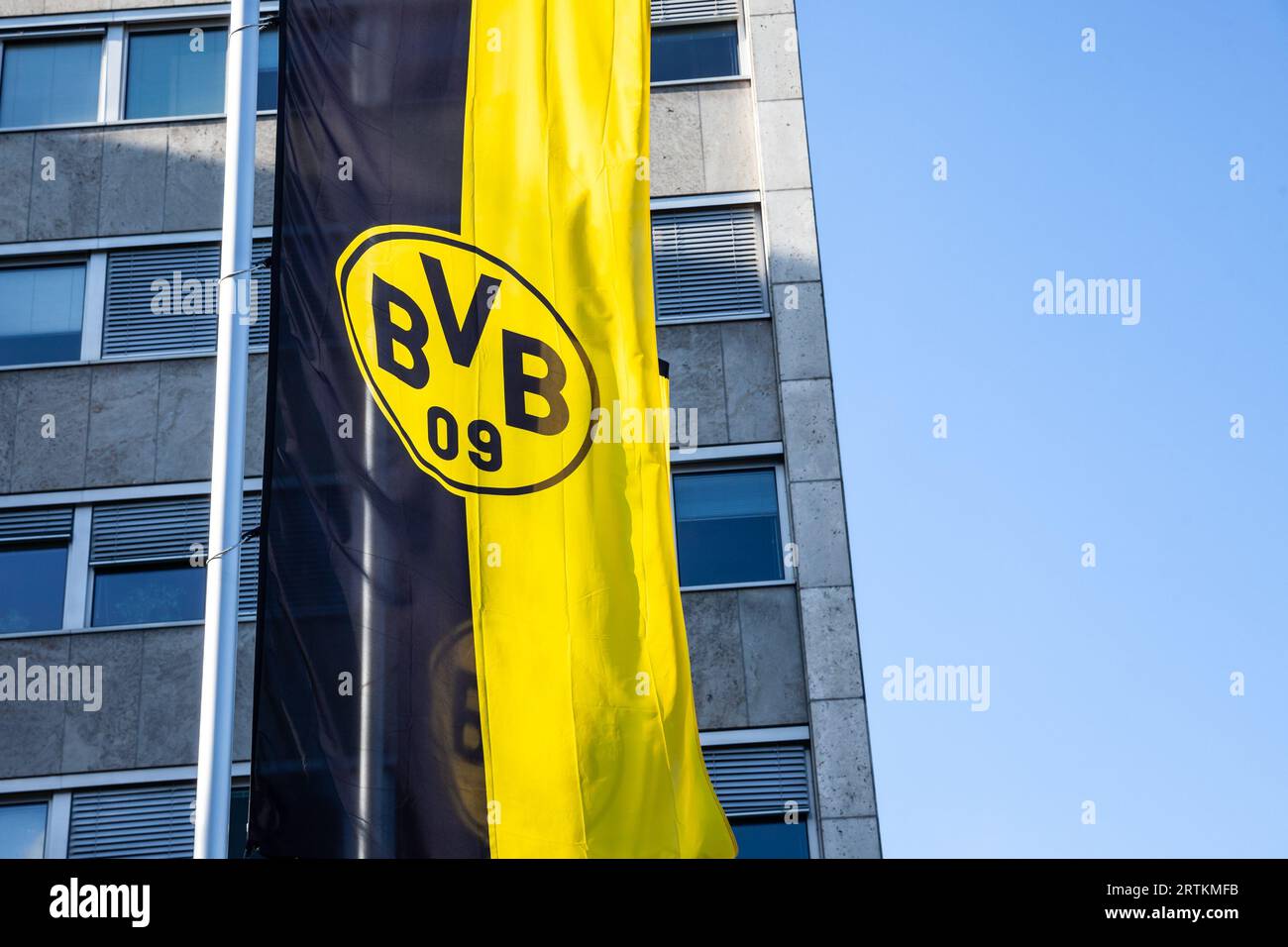 Bild des BVB-Logos der Borussia Dortmund auf einer Flagge in Dortmund. Ballspielverein Borussia 09 e. V. Dortmund, allgemein bekannt als Borussia Dortm Stockfoto