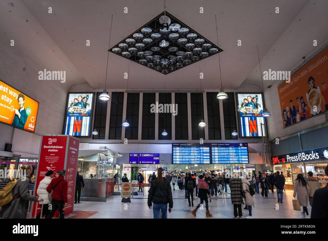 Bild der Haupthalle des Düsseldorfer Hbf-Bahnhofs in Düsseldorf. Düsseldorf Hauptbahnhof ist der Hauptbahnhof von Düsseldorf, Stockfoto