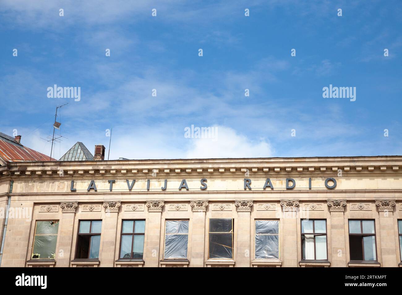 Bild eines Schildes mit dem Logo des Latvijas-Radios in Riga, Lettland. Latvijas Radio (kurz LR) ist Lettlands nationale Publikation Stockfoto