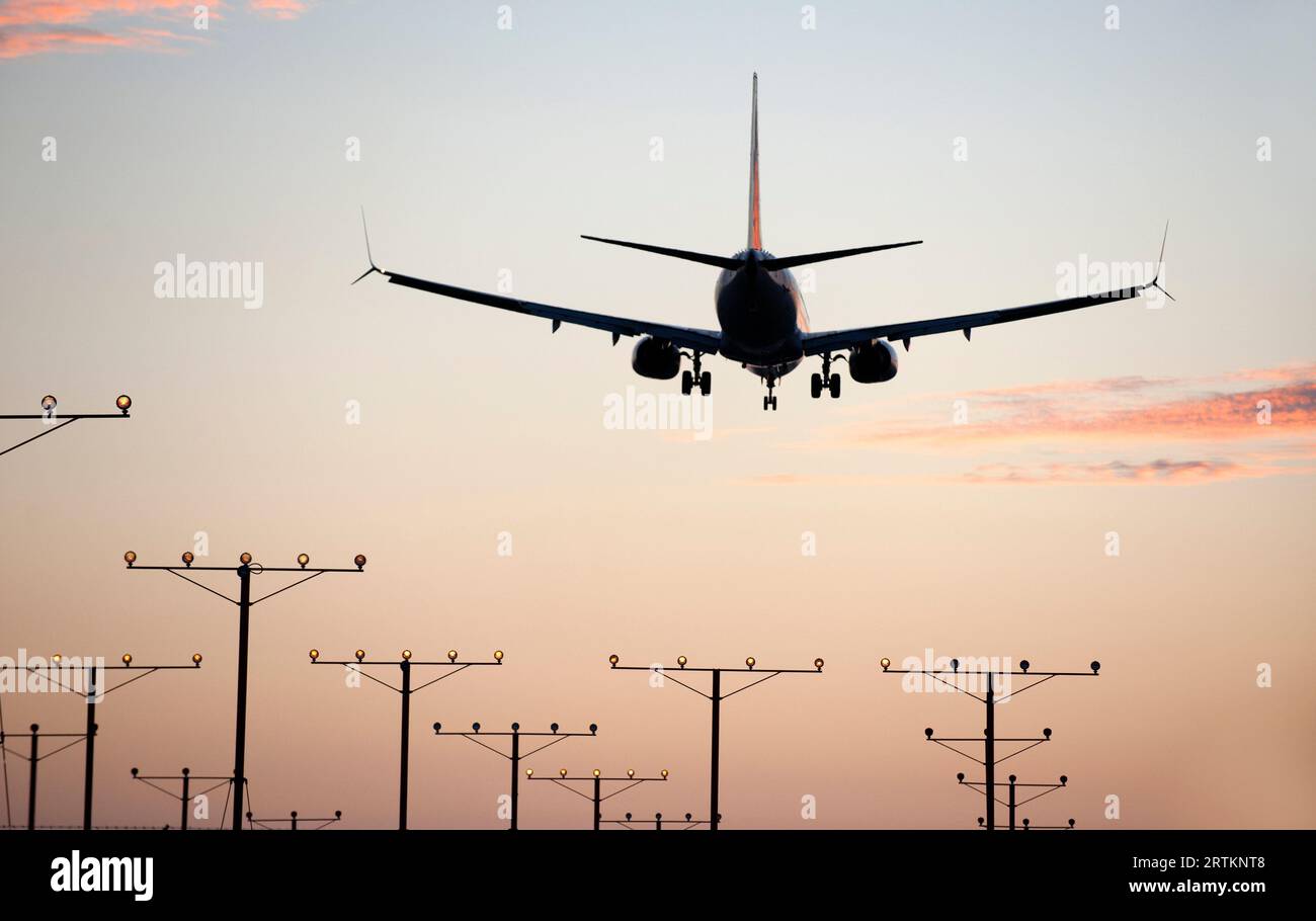 Flugzeug mit Fahrwerk nach unten nähert sich dem LAX-Flughafen in Los Angeles, Kalifornien, USA Stockfoto