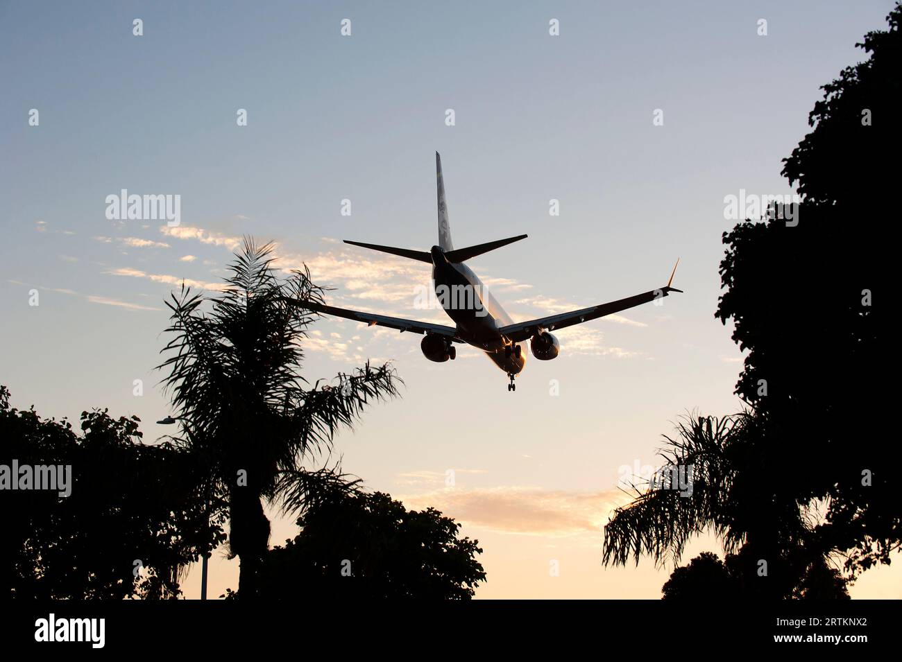 Flugzeug mit Fahrwerk nach unten nähert sich dem LAX-Flughafen in Los Angeles, Kalifornien, USA Stockfoto