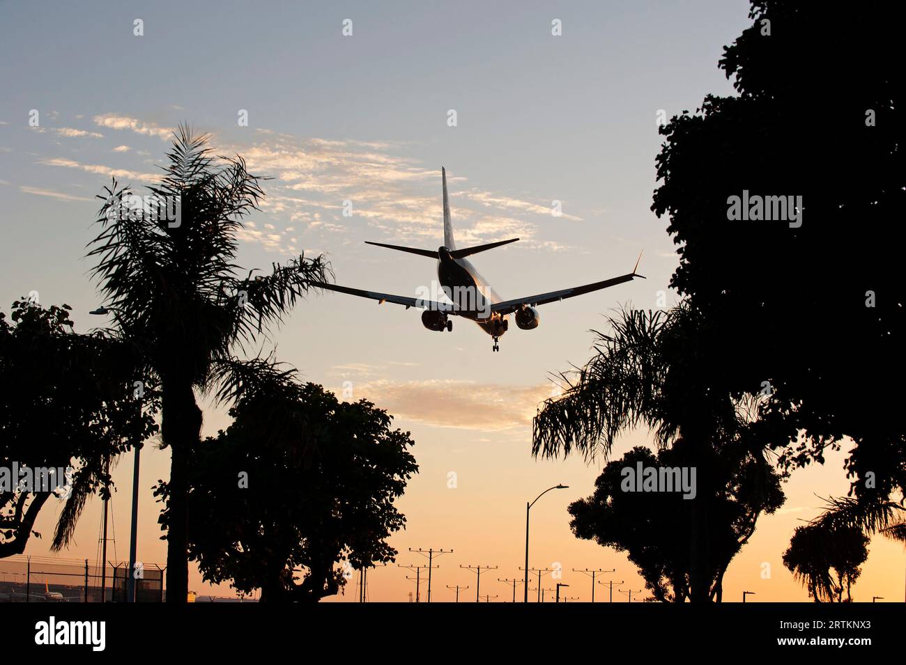 Flugzeug mit Fahrwerk nach unten nähert sich dem LAX-Flughafen in Los Angeles, Kalifornien, USA Stockfoto