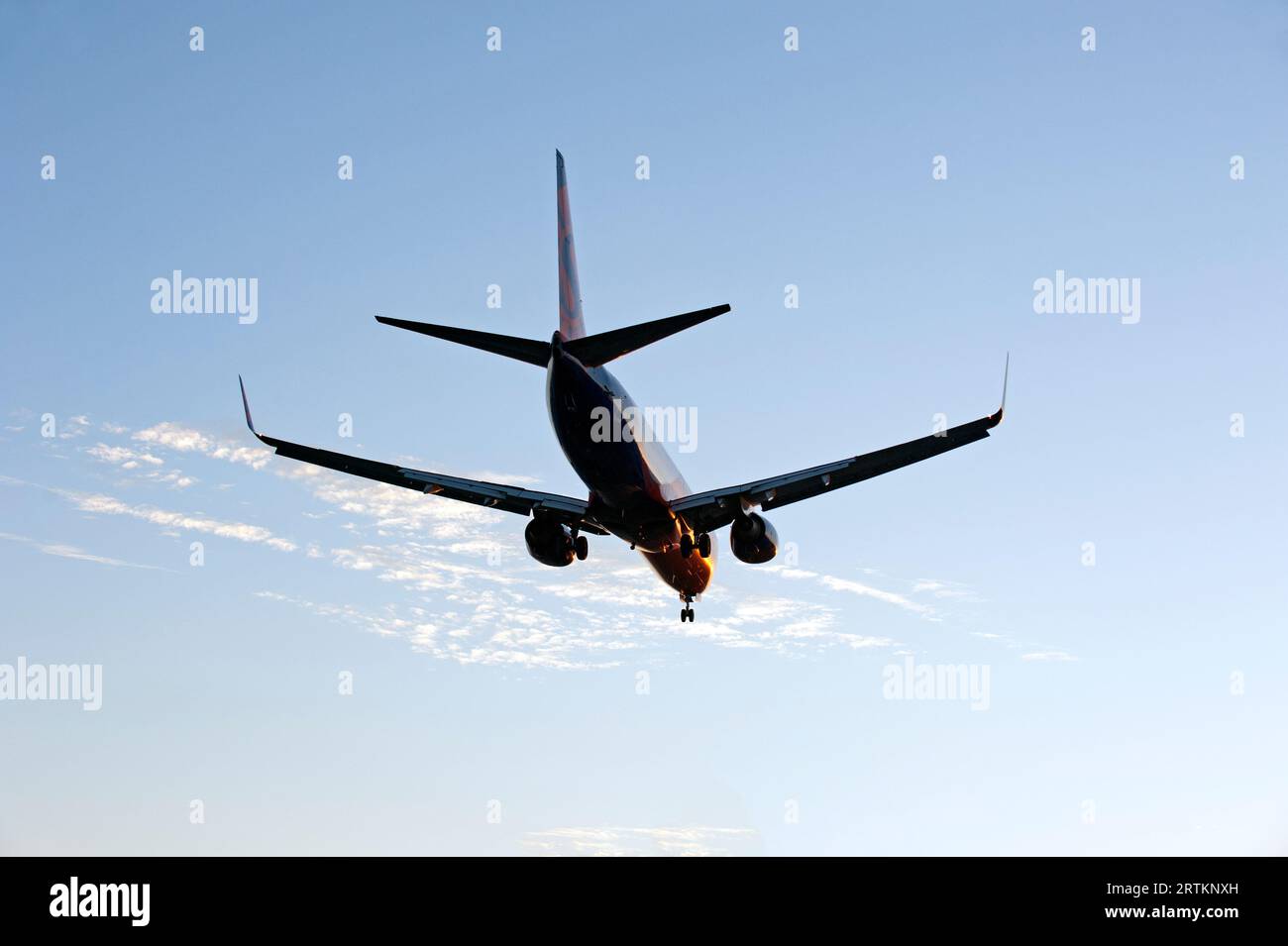 Flugzeug mit Fahrwerk nach unten nähert sich dem LAX-Flughafen in Los Angeles, Kalifornien, USA Stockfoto