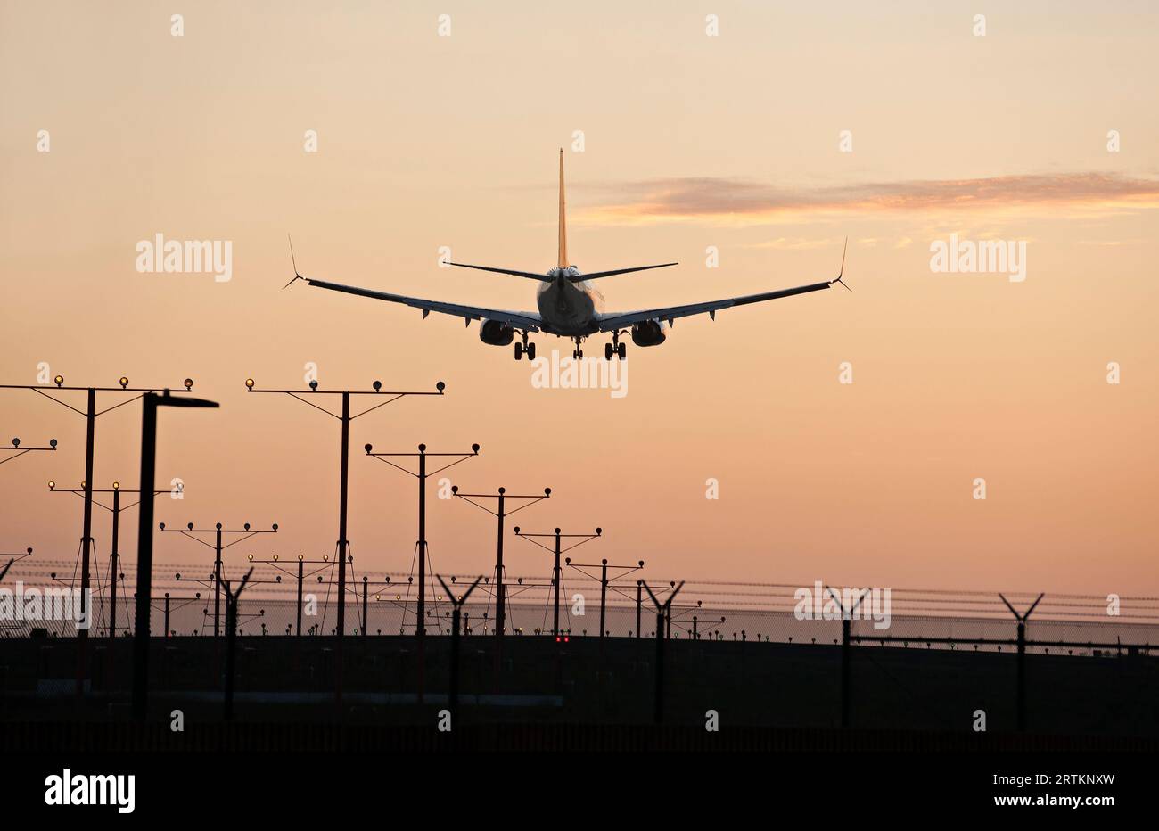 Flugzeug mit Fahrwerk nach unten nähert sich dem LAX-Flughafen in Los Angeles, Kalifornien, USA Stockfoto