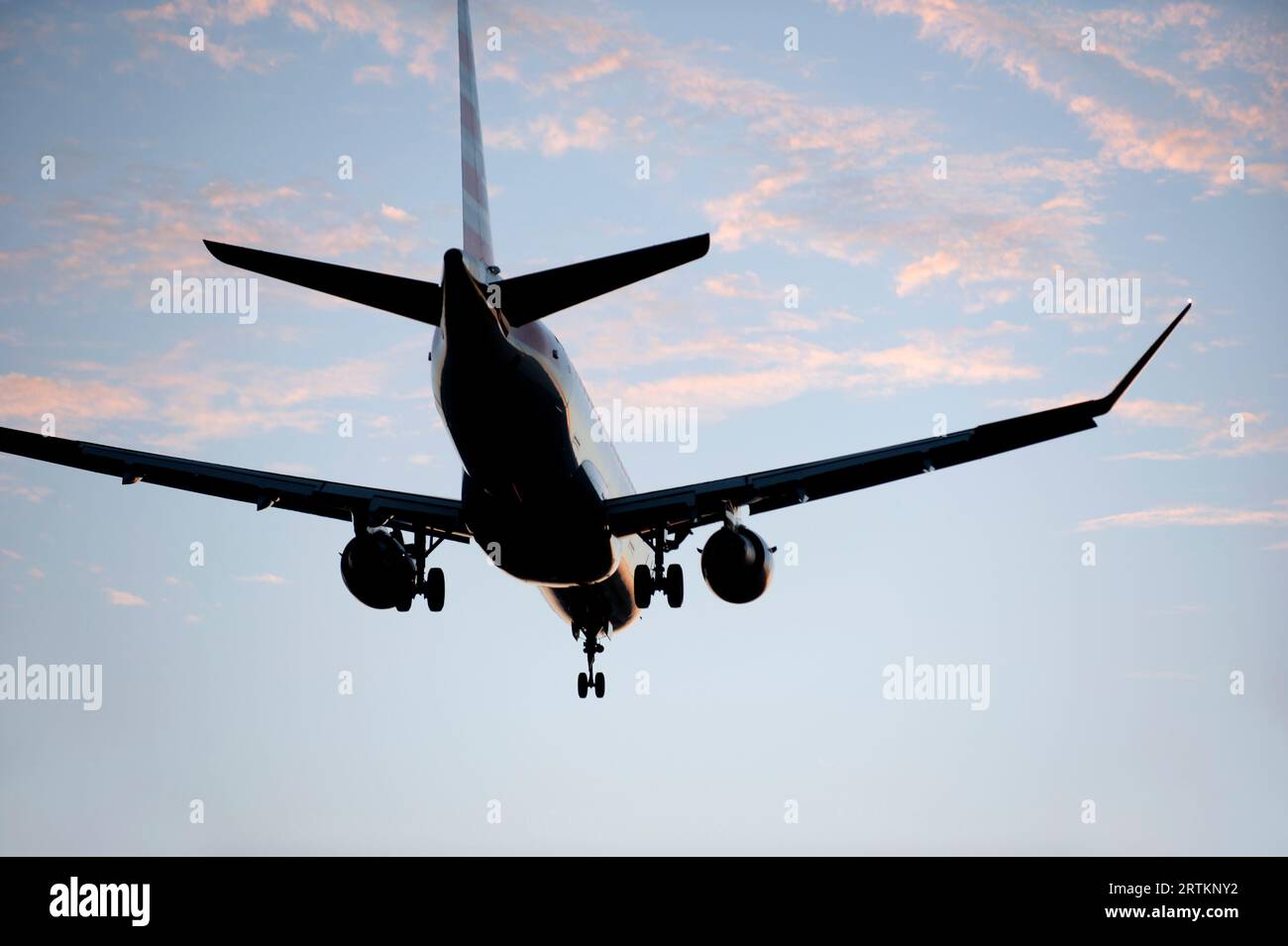 Flugzeug mit Fahrwerk nach unten nähert sich dem LAX-Flughafen in Los. Angeles Kalifornien, USA Stockfoto
