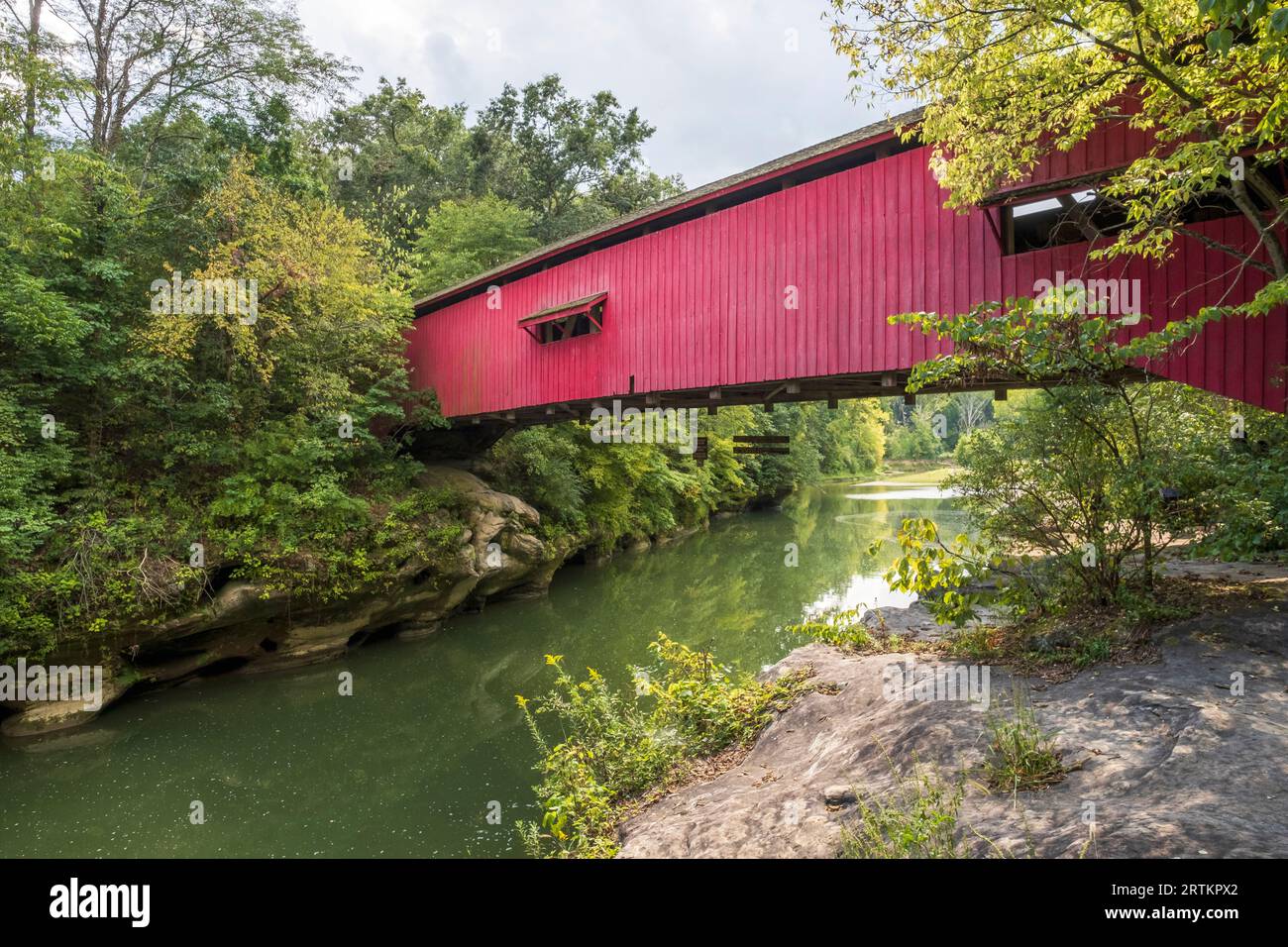 Überdachte Brücke über Sugar Creek, Turkey Run State Park, Indiana, USA Stockfoto