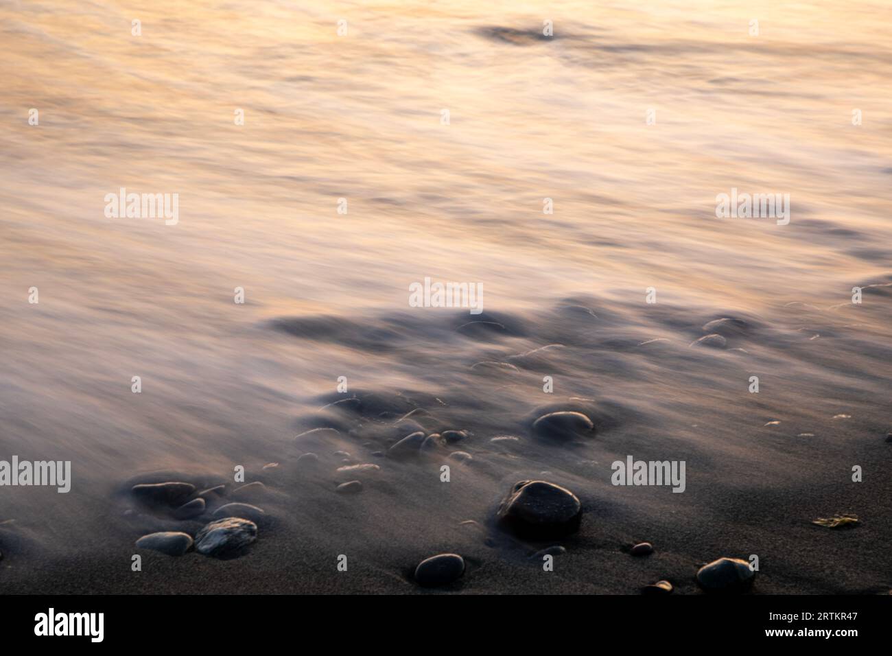 WA23592-00...WASHINGTON - Tideneinlauf am West Beach bei Sonnenuntergang im Deception Pass State Park. Stockfoto