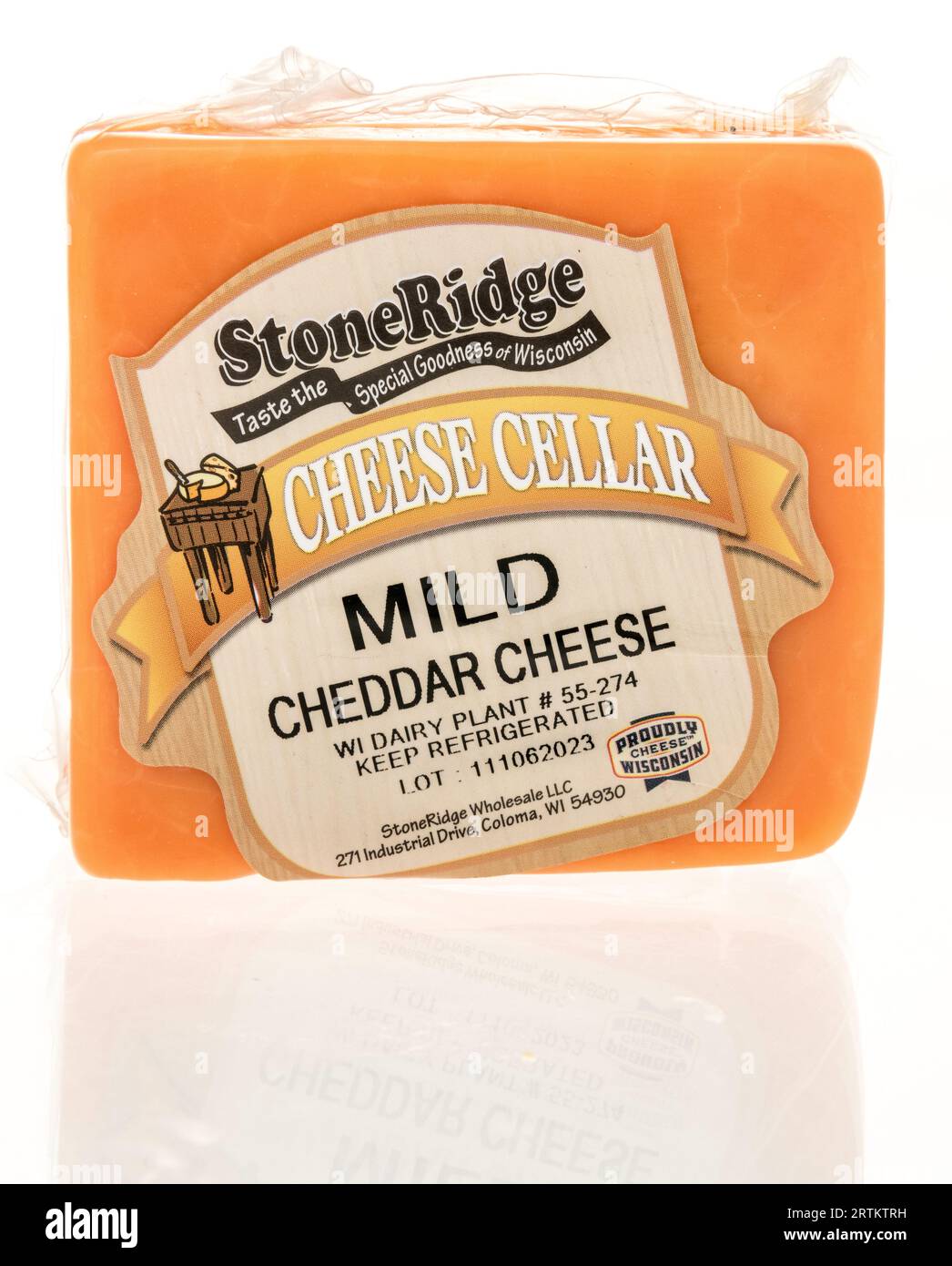 Winneconne, WI - 23. Juli 2023: Ein Paket mit Stone Ridge Käsekeller mildem Cheddar-Käse auf einem isolierten Hintergrund Stockfoto